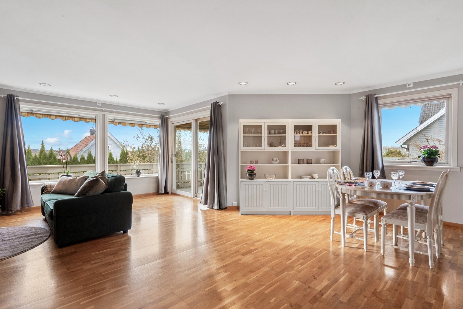 Romslig stue med gode lysforhold. Galleribilde