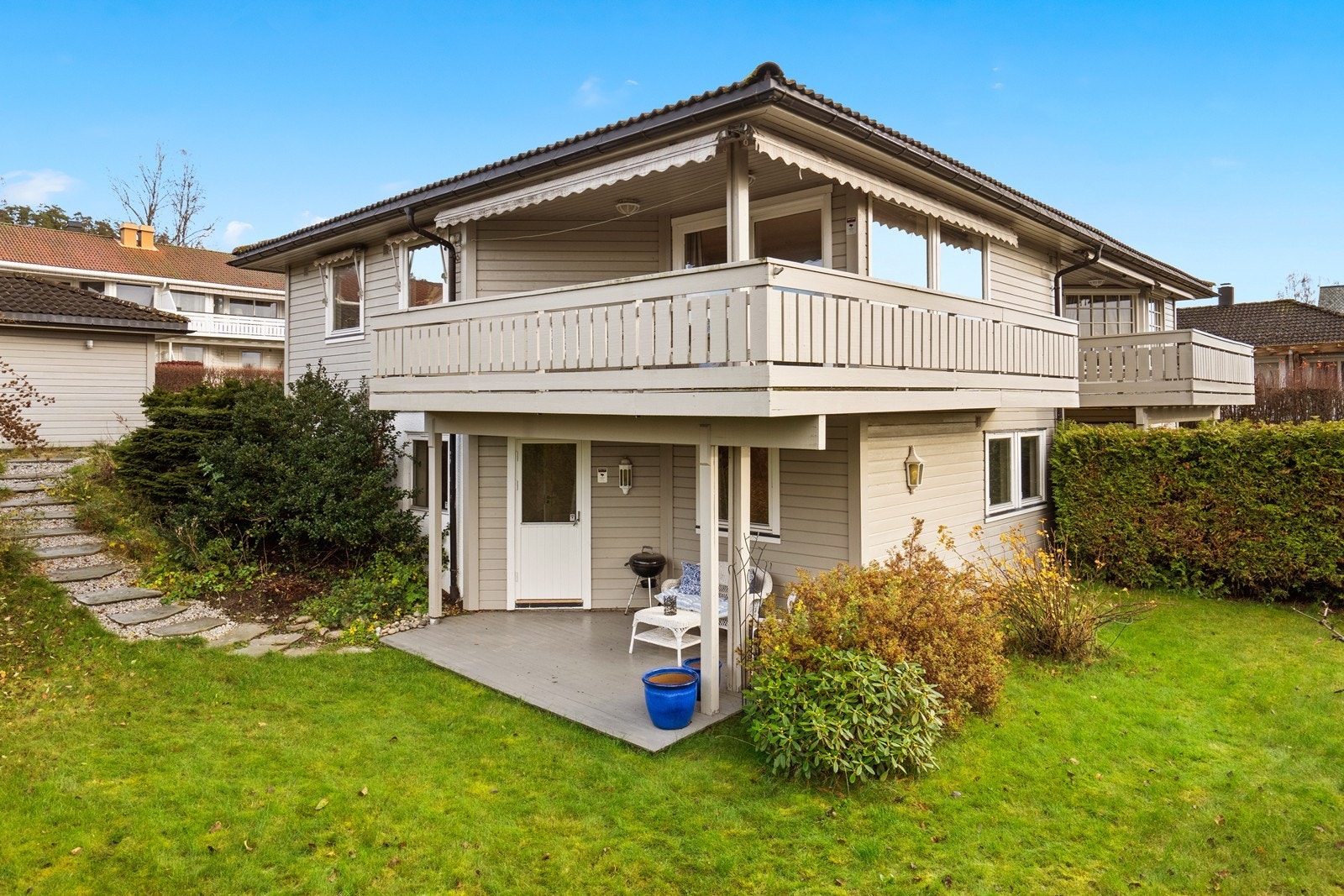 Terrasse fra stue i 1.etg og markterrasse på utsiden av det ene soverommet i u.etg. Galleribilde