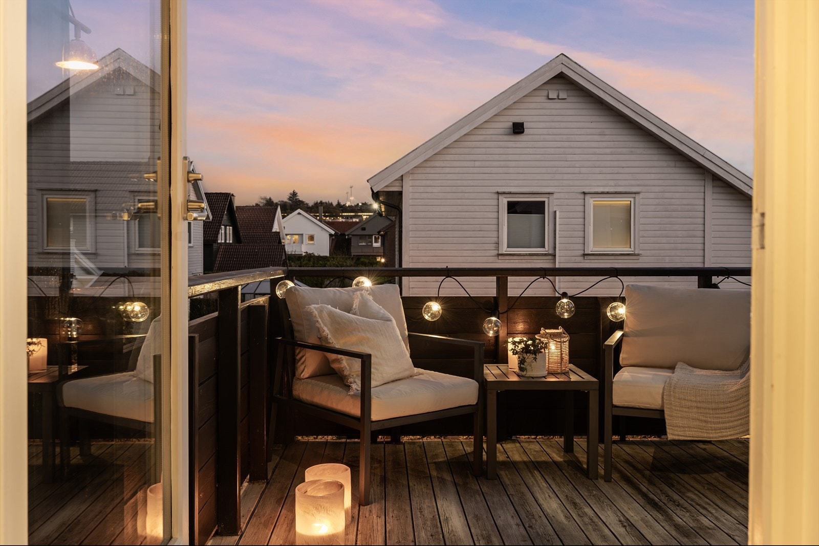 Fra stuen har man adgang til en av boligens terrasser Galleribilde