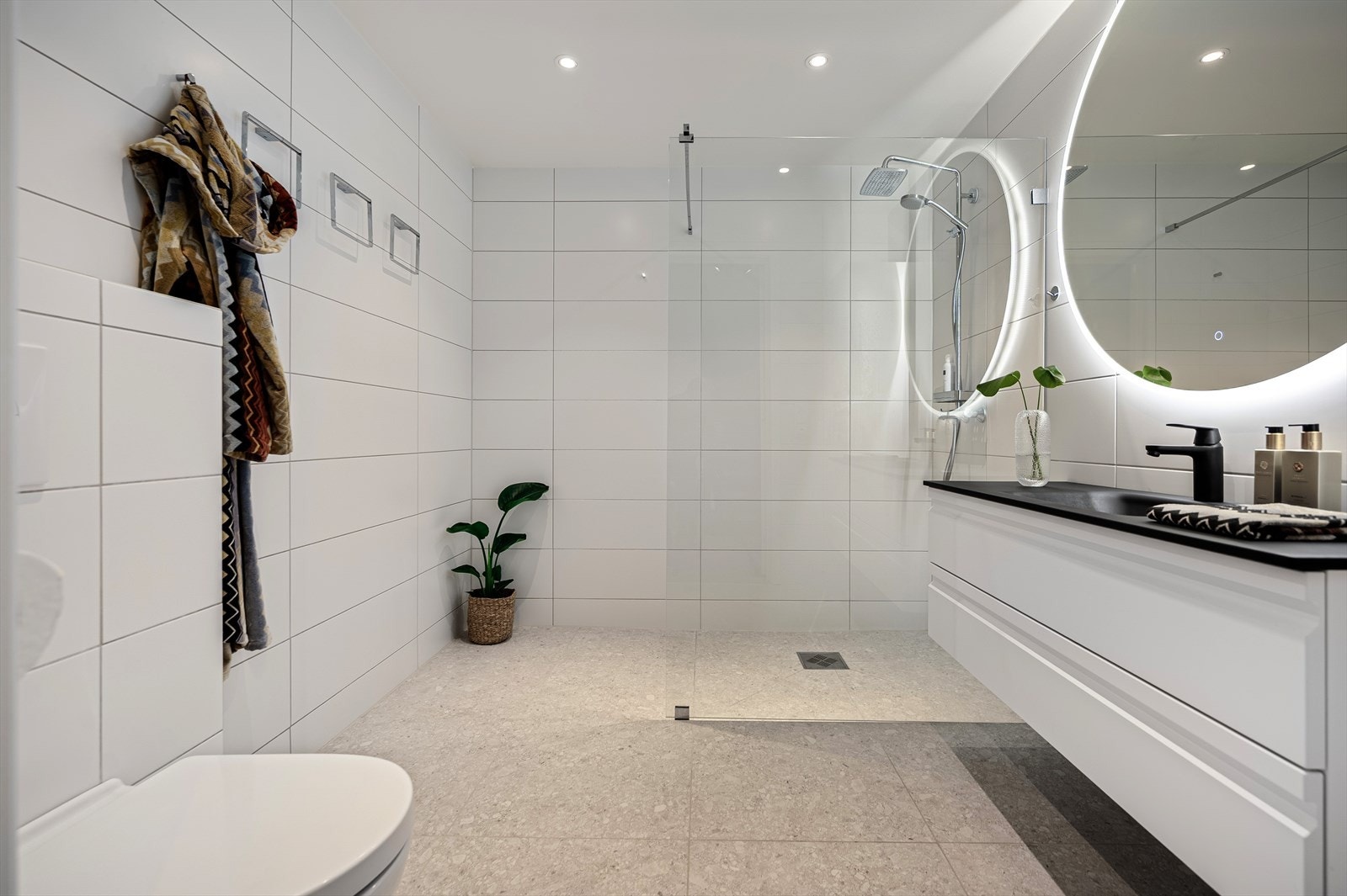 Moderne og lyst bad med stor servant Galleribilde