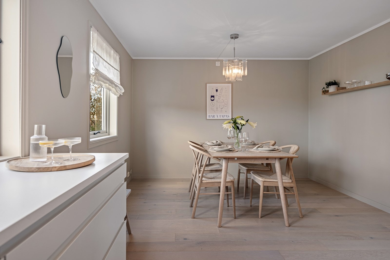 Koselig spisesone, hvor venner og familie kan samles til måltider i hyggelige omgivelser Galleribilde