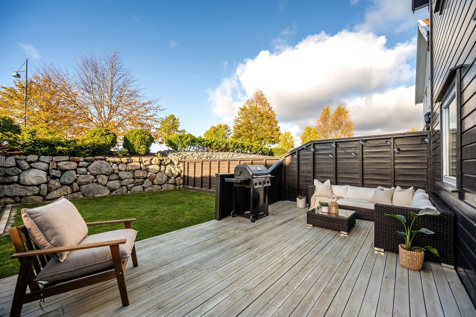 Terrassen er av god størrelse som gjør den enkel å møblere Galleribilde