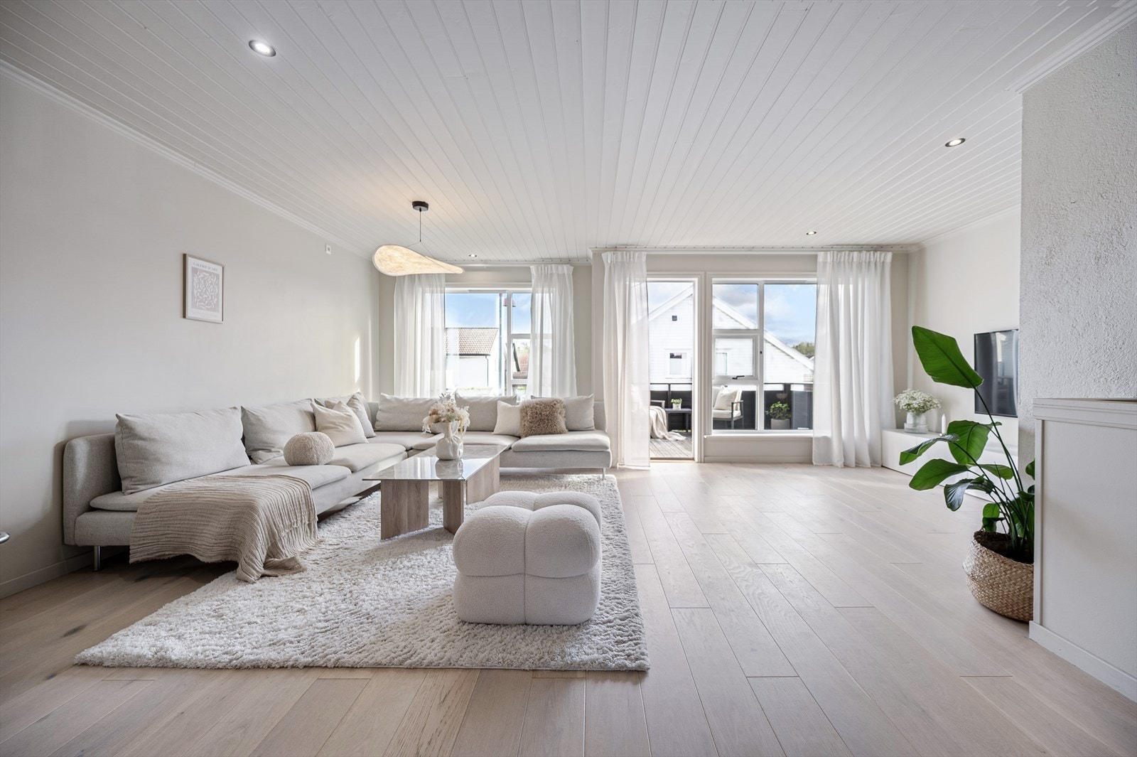 Stuen har store vindusflater som slipper inn rikelig med naturlig lys Galleribilde