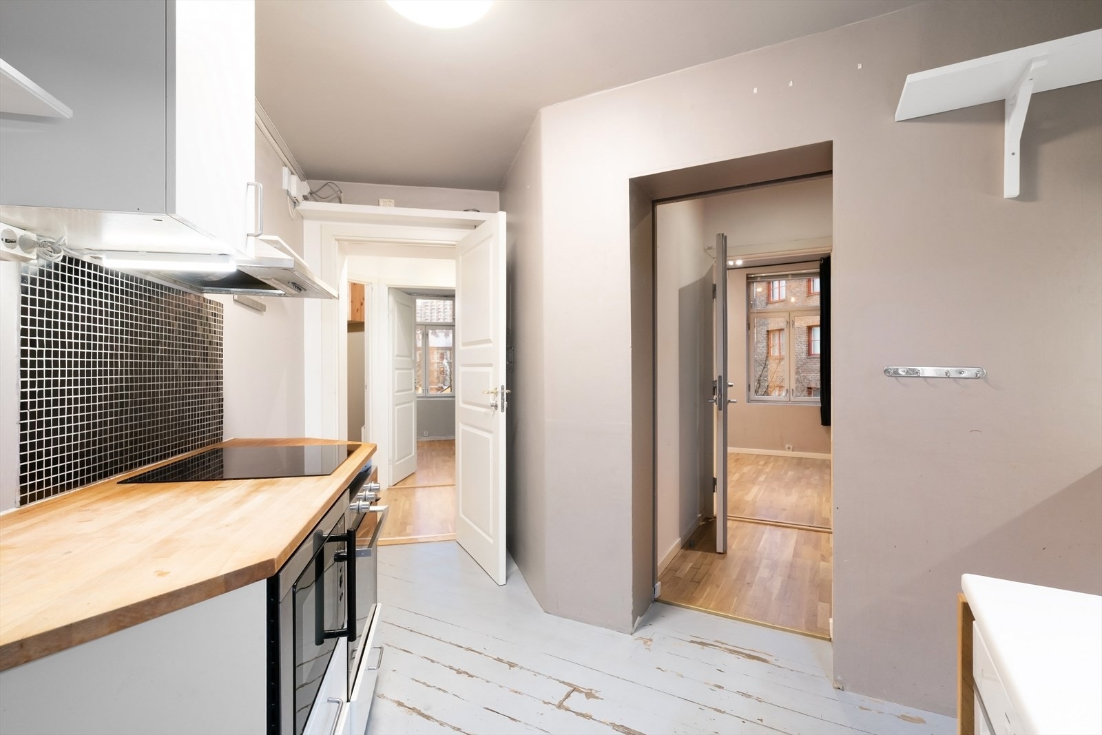 Frittstående oppvaskmaskin, komfyr, mikro og platetopp med kullfiltervifte over stekesonen. Galleribilde