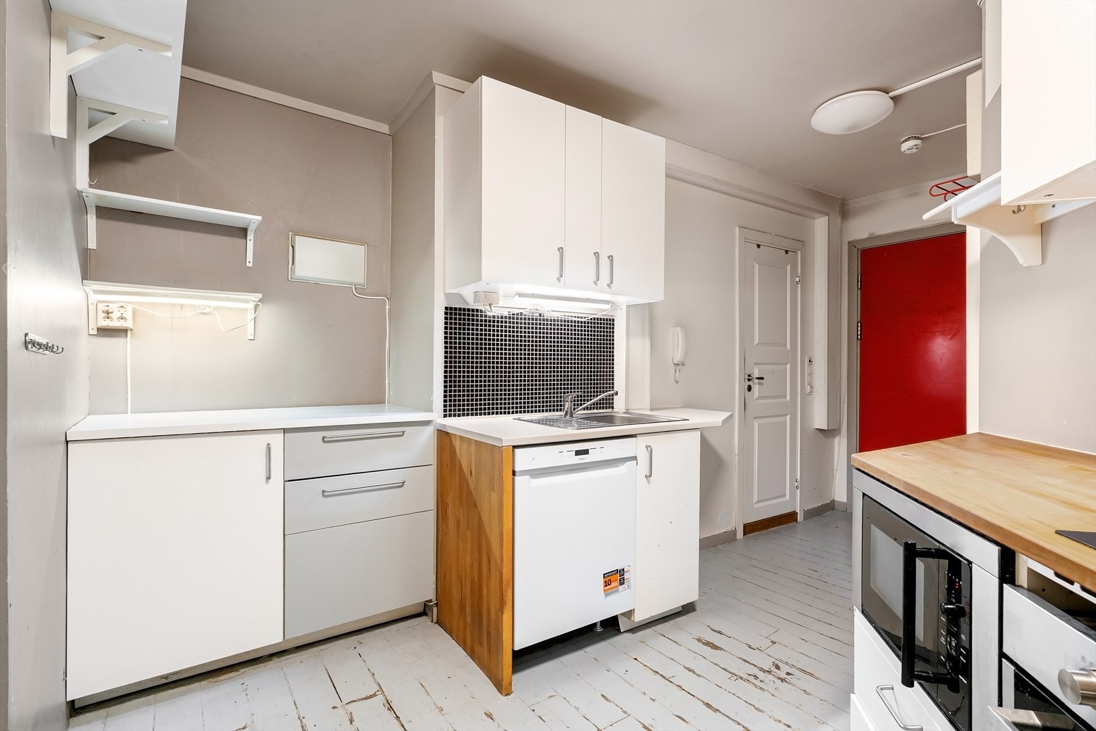 Kjøkken fra 2013 med glatte fronter, flis på vegg over benkeplate, laminert benkeplate og heltre benkeplate. Galleribilde