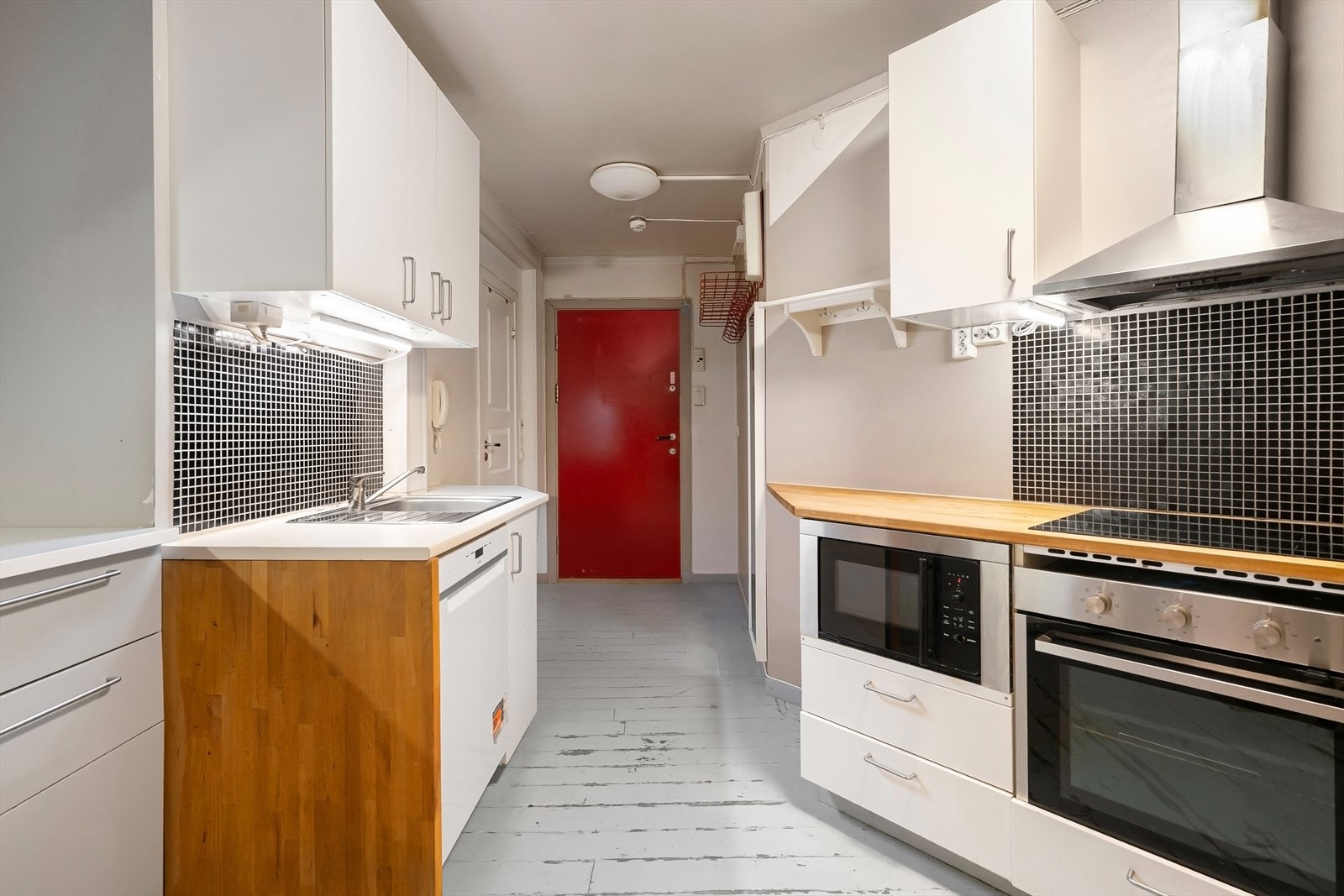 Leiligheten ligger i 4. etasje og inneholder entré/kjøkken, grovkjøkken, bad, fem soverom og to ganger. Galleribilde