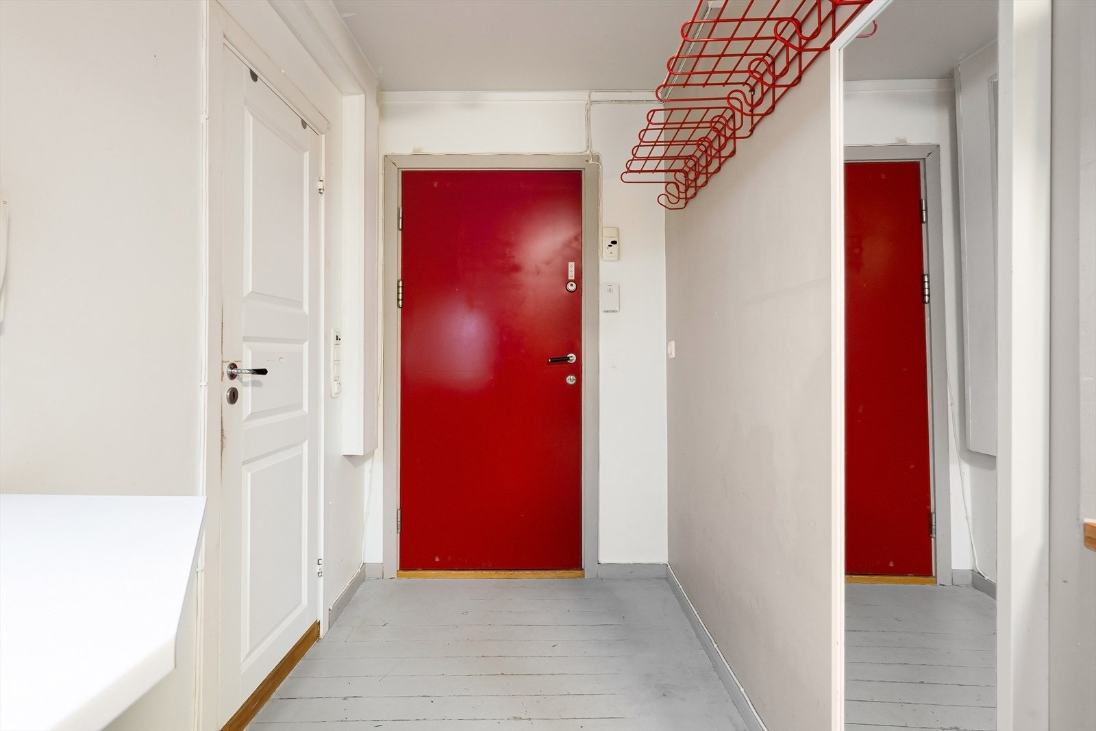 I gangen er det plass til knagger og skohylle for oppbevaring av yttertøy. Galleribilde