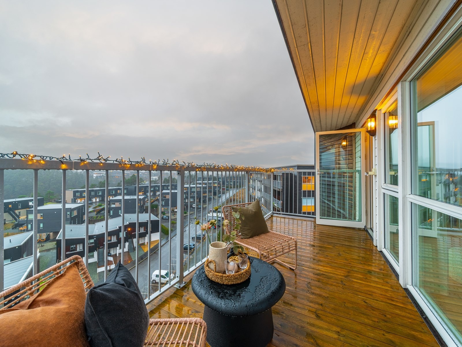 Utgang fra stuen til terrassen gir enkel tilgang til uteområdet. Galleribilde