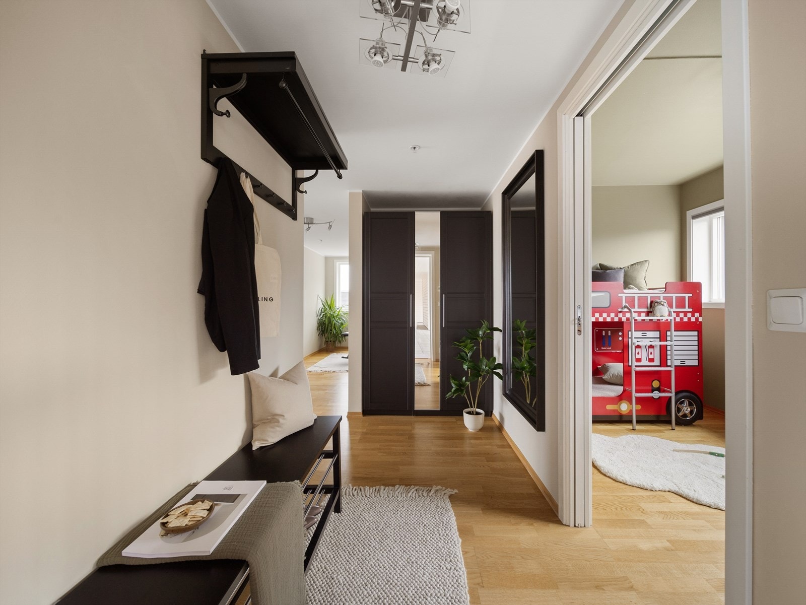 Her er det garderobeskap som gir god oppbevaring, i tillegg til en praktisk innvendig bod. Galleribilde