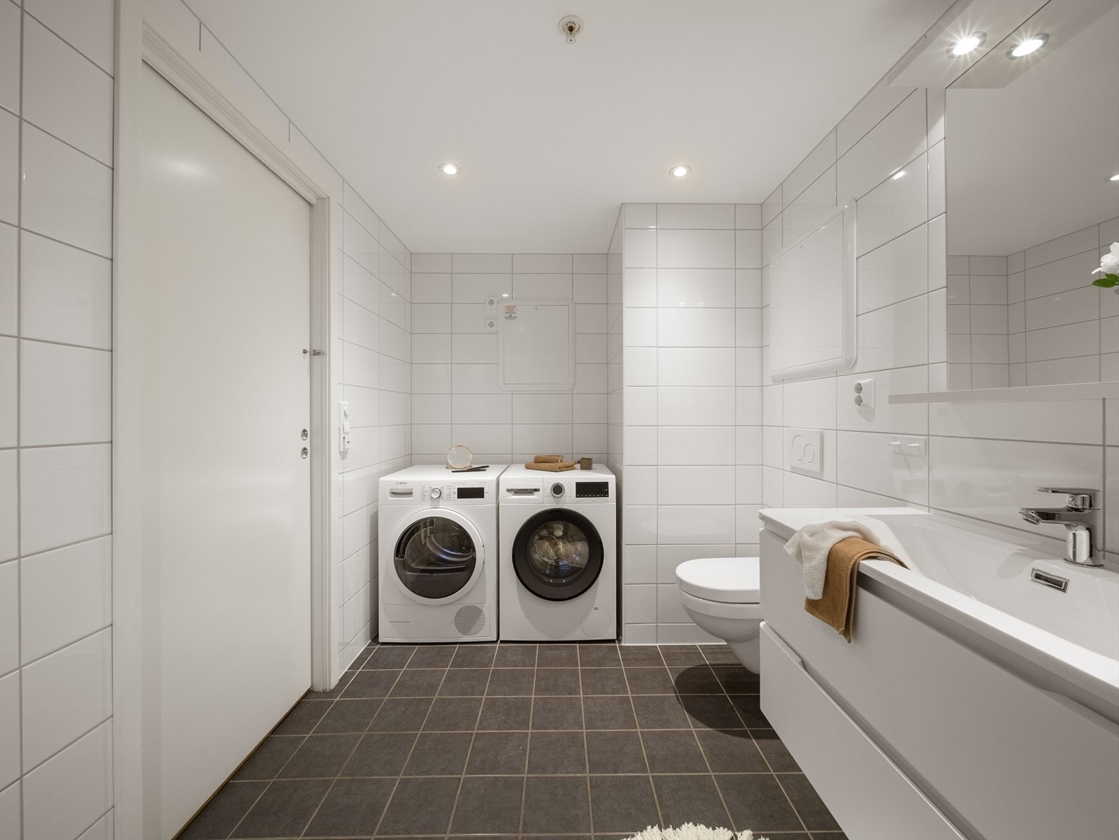 På badet er det også opplegg for vaskemaskin. Selger opplyser at baderomskapet er nytt i 2025. Galleribilde