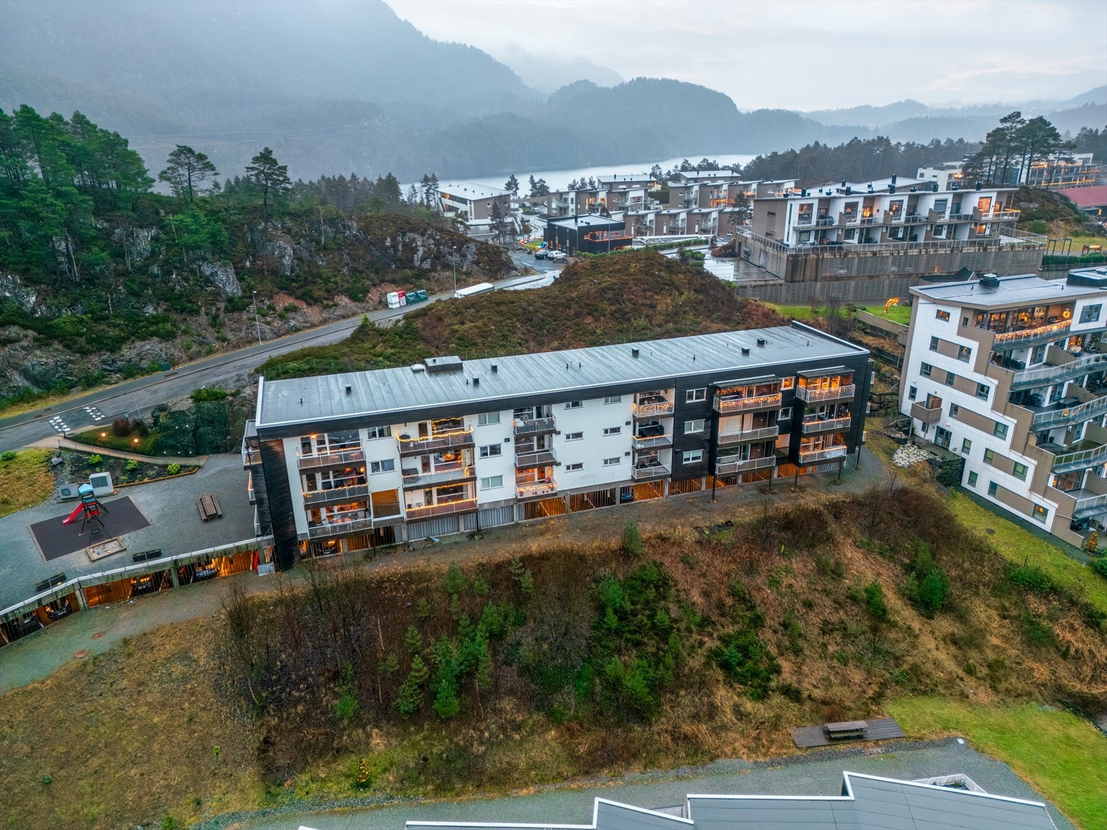 Eiendommen ligger en ca. 5 minutters kjøretur fra Os Sentrum med alle sine butikker, service-, kultur- og serveringstilbud. Til Lagunen tar det ca. 15-18 minutter i bil. Galleribilde