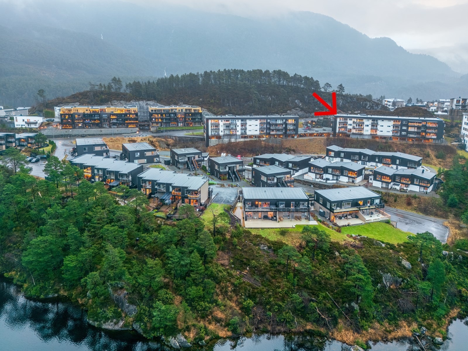 Boligen har en fin beliggenhet i et barnevennlig boligområde på Søfteland Galleribilde