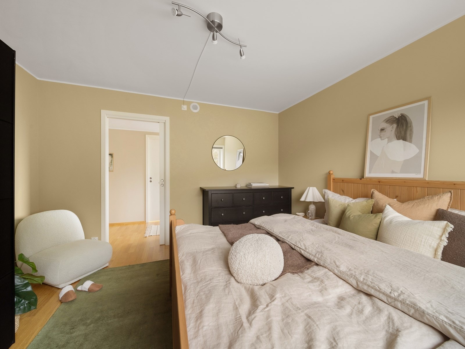 Her er det god plass til dobbeltseng og garderobe som gir praktisk utnyttelse av rommet. Galleribilde