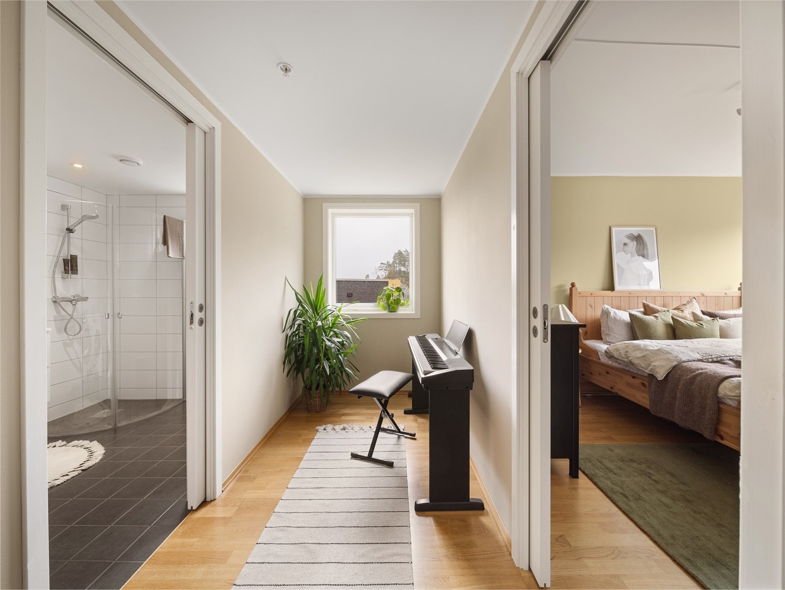 Gangareal med plass til hjemmekontor, lekeareal, instrument e.l. Galleribilde
