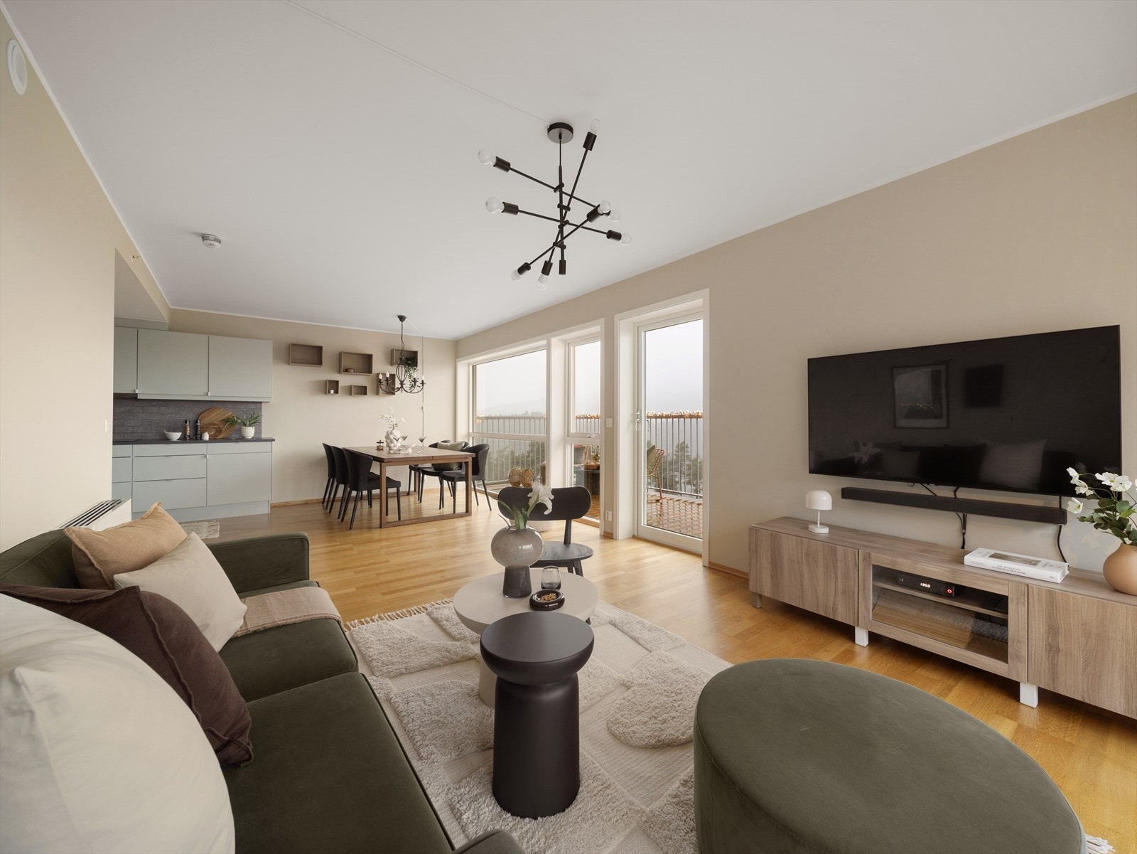 Åpen stue med tilgang til kjøkken og spiseområde for en sosial atmosfære. Galleribilde