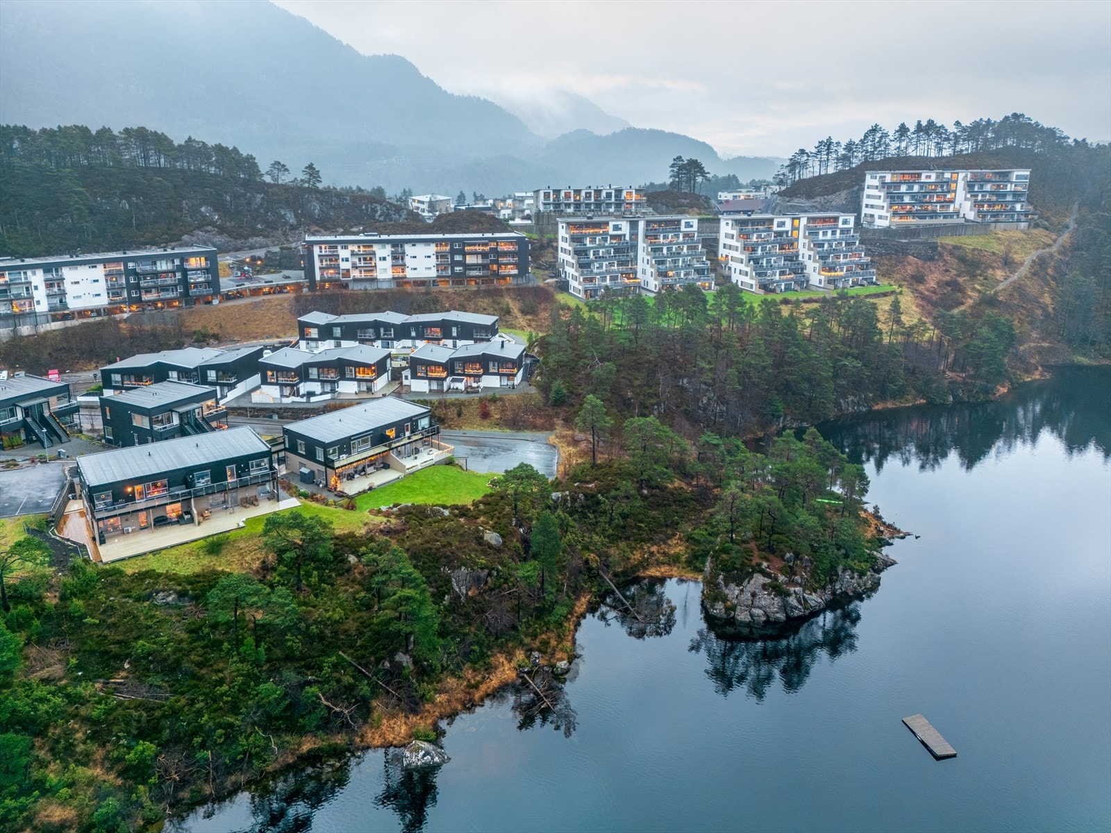 Fra eiendommen er det gangavstand til barnehage, barneskole og dagligvareforretning og en kort kjøretur til ungdomsskole og videregåendeskole Galleribilde
