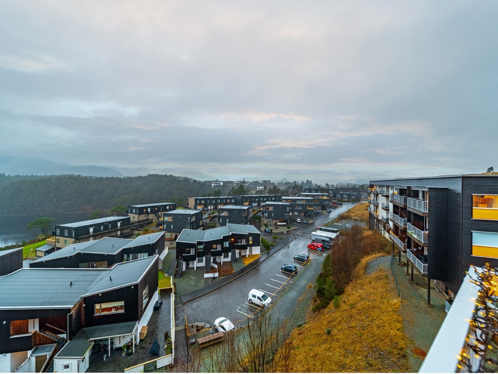 Leiligheten har perfekt beliggenhet i toppetasjen og på hjørnet av bygget. Galleribilde