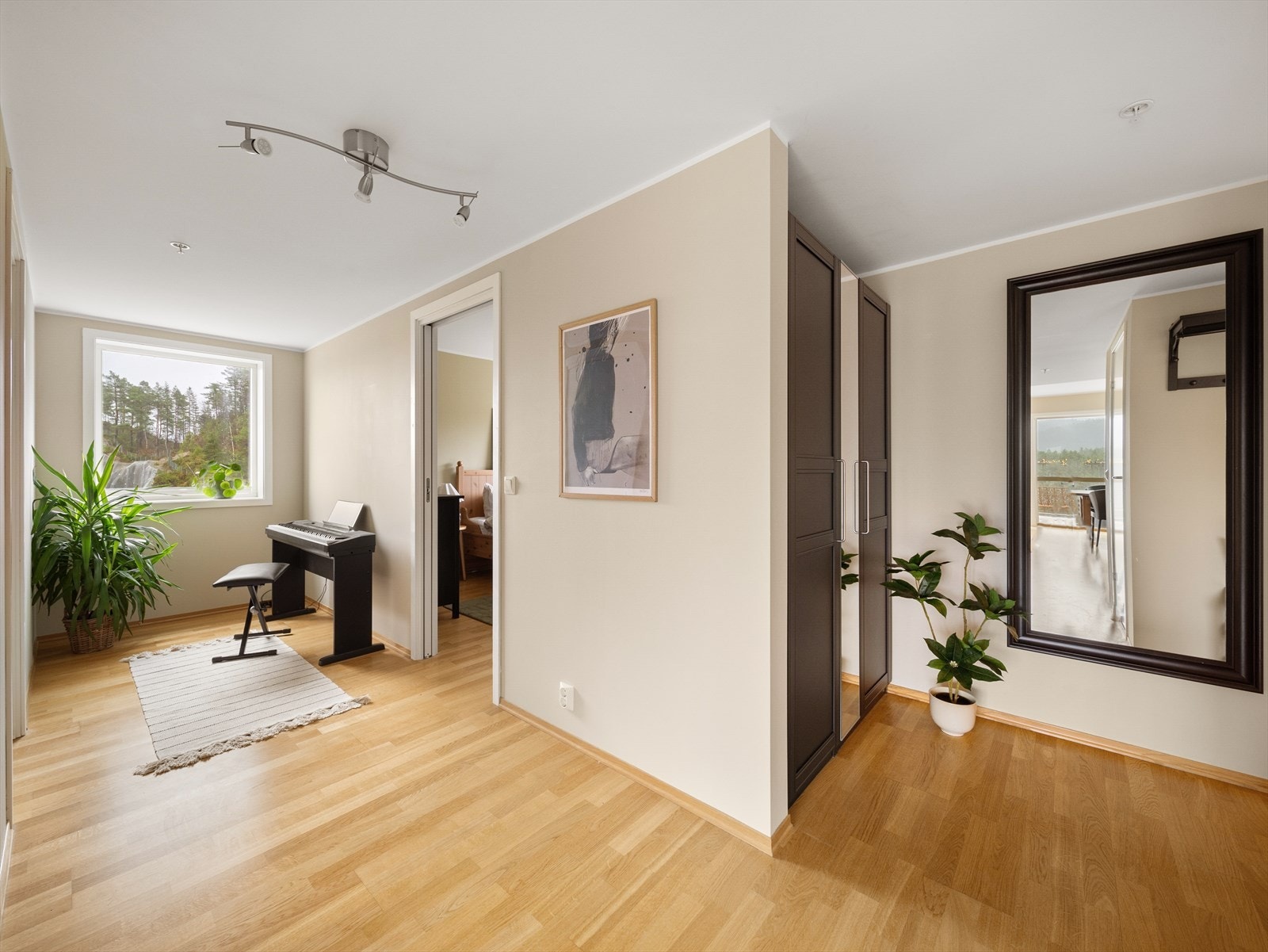 I leiligheten er det en stor og romslig gang med mange muligheter og bruksområder. Galleribilde