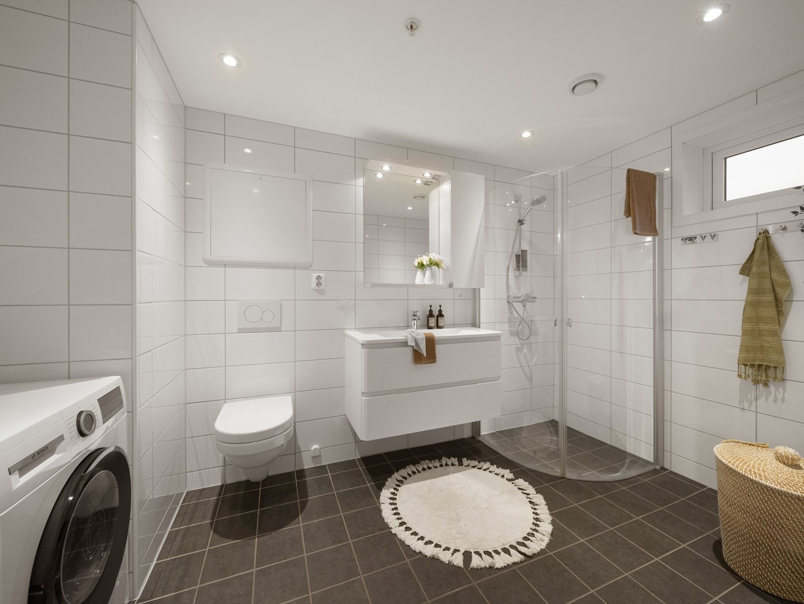 Moderne og lekkert baderom som er helfliset med varmekabler i gulvet. Galleribilde