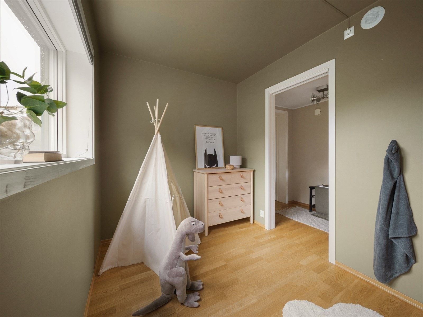 Rommet har god plass til oppbevaringsplass og egner seg godt som et barnerom. Galleribilde