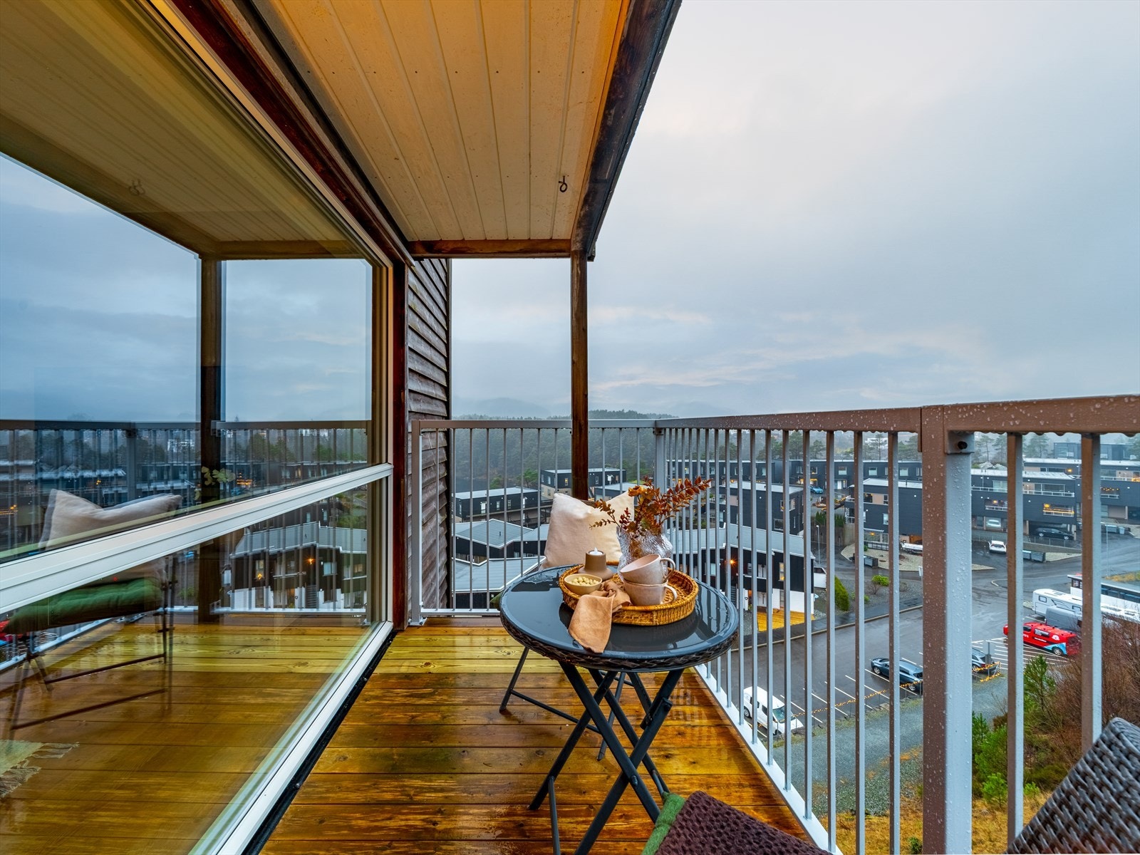 Altanen er delvis overbygd, noe som gir beskyttelse mot vær og vind. Galleribilde