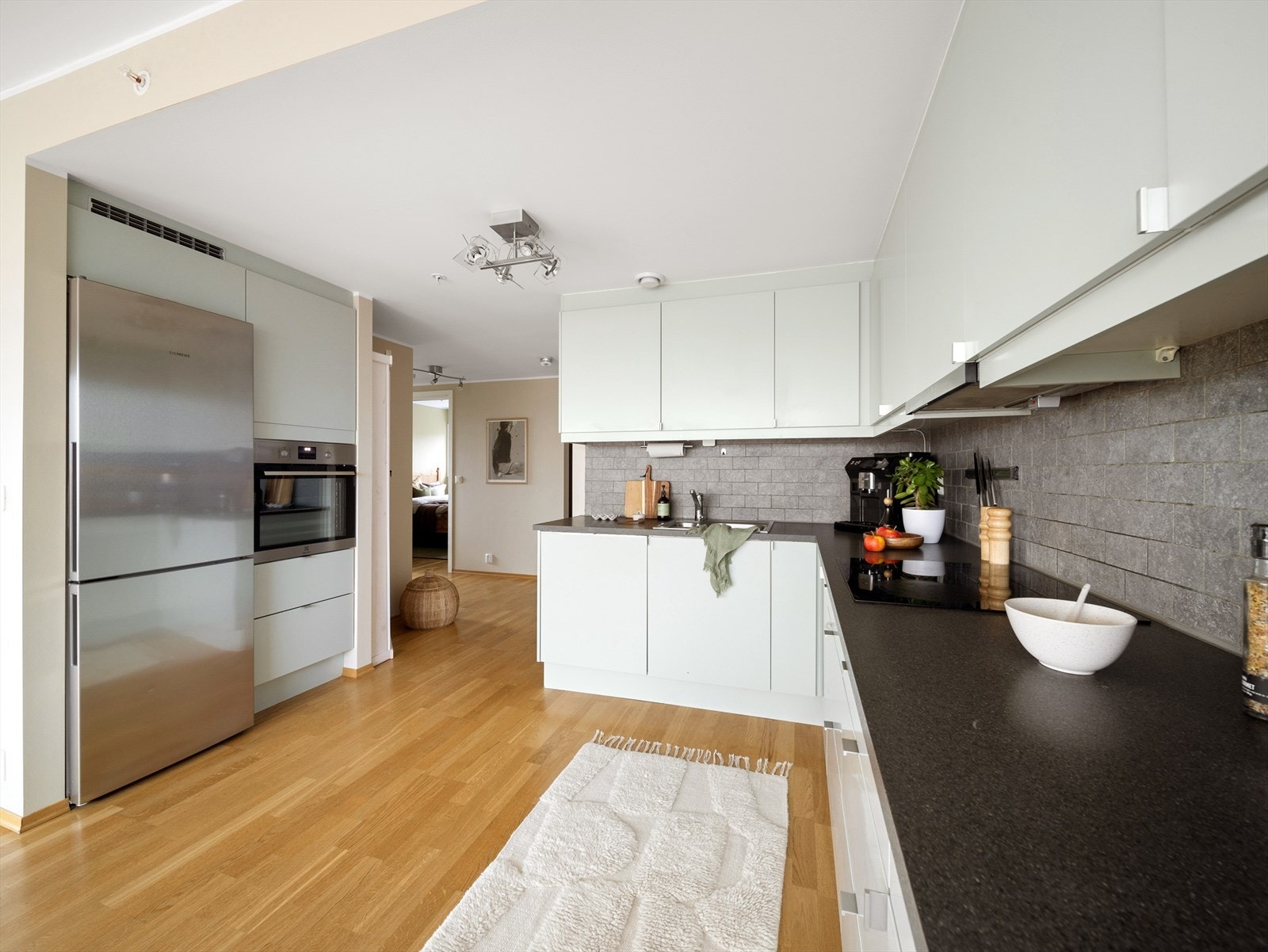 Her er det godt med skap- og benkeplass. Galleribilde