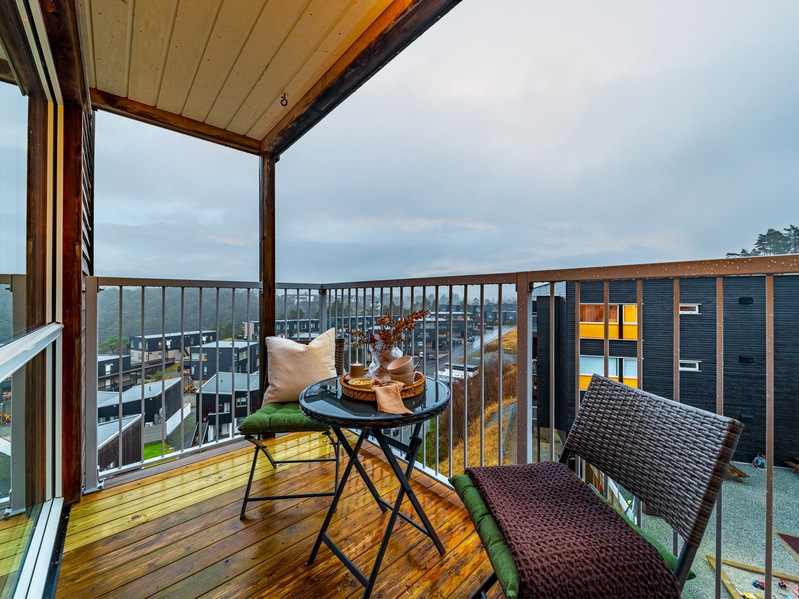 Usjenert og fin beliggenhet øverst på hjørnet av bygget. Galleribilde