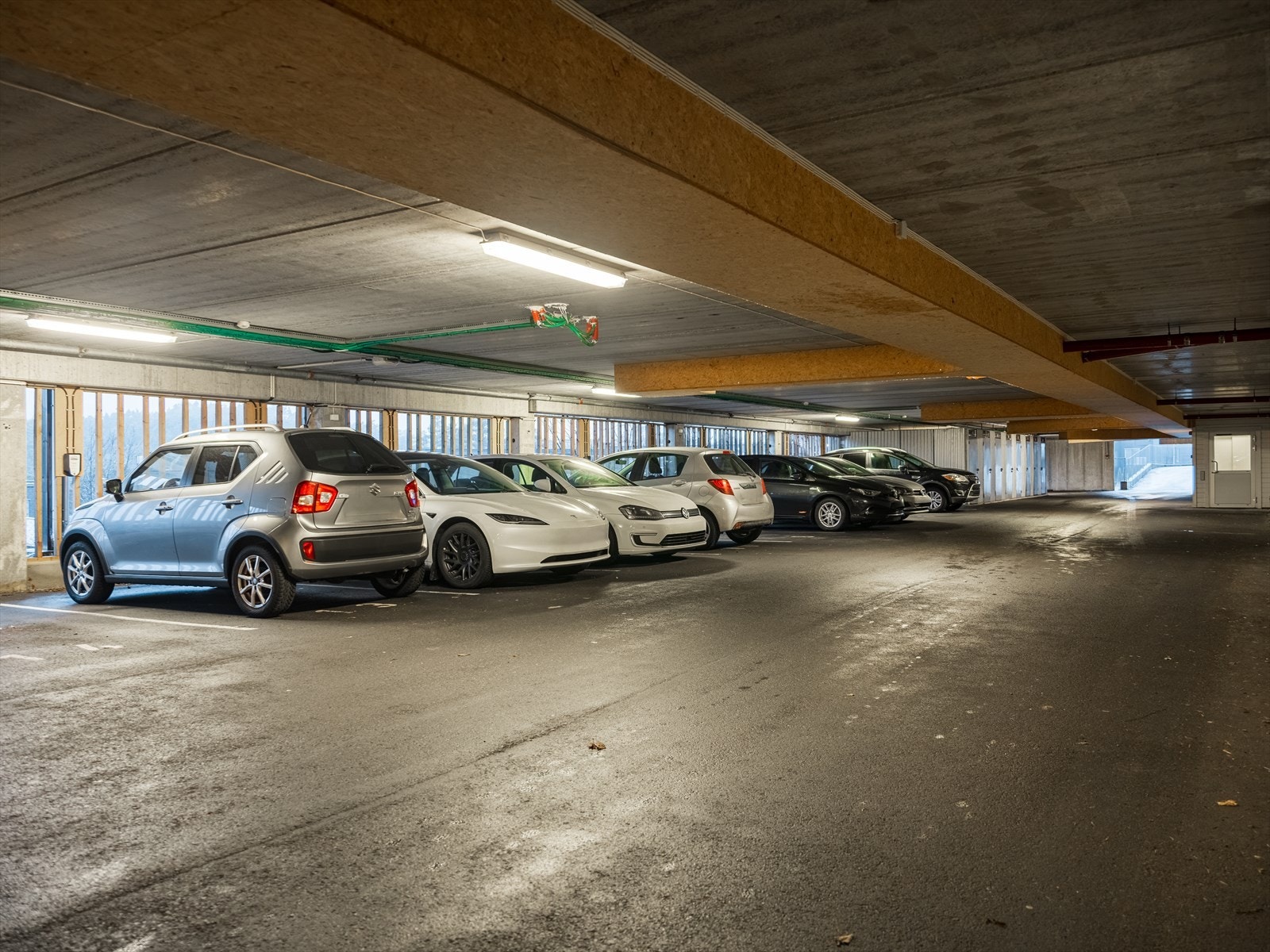 I kjelleren er det en fast parkeringsplass med elbillader og en ekstern bod. Galleribilde