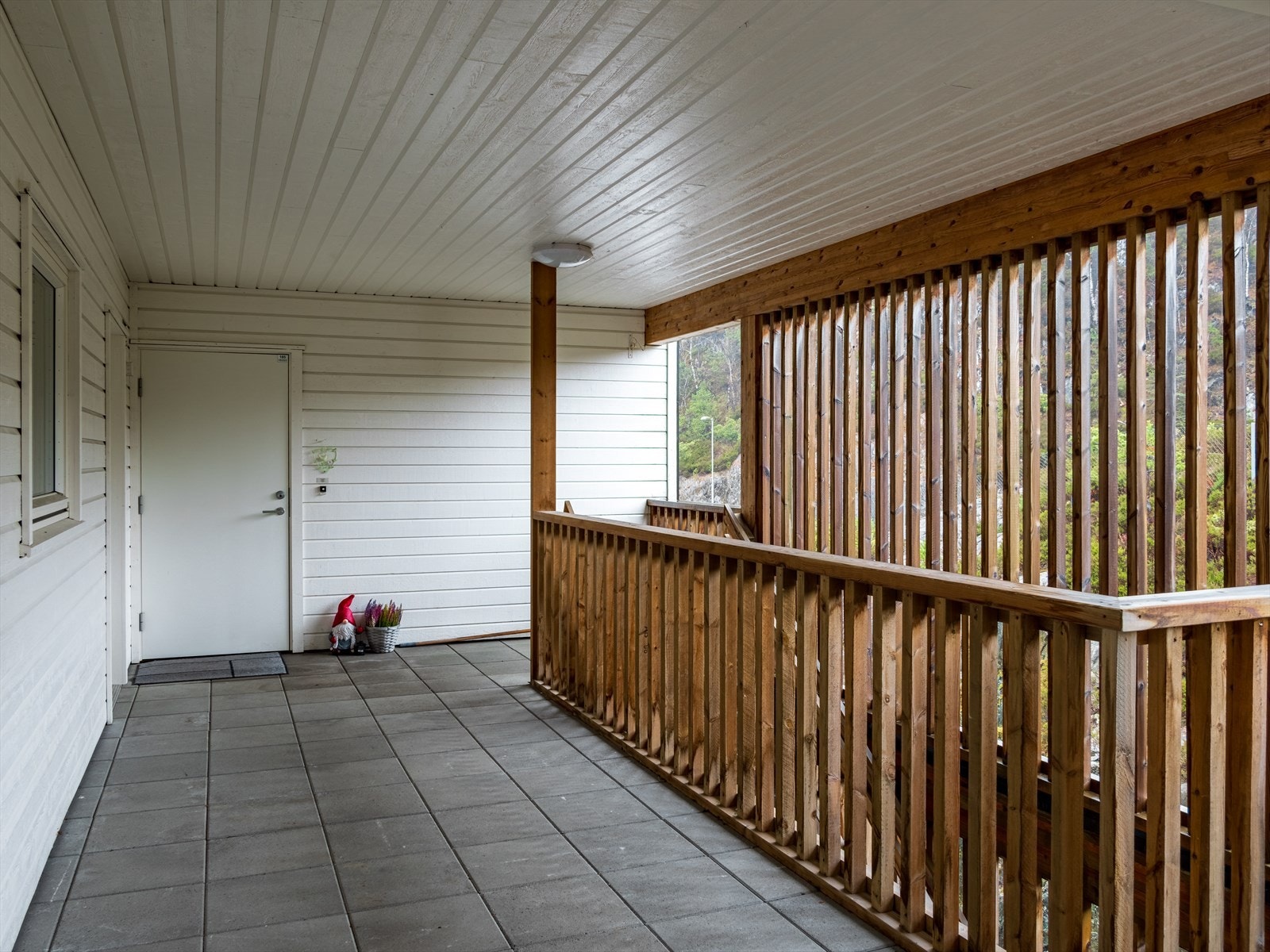 Inngangsparti med både trappeadkomst og heis. Galleribilde