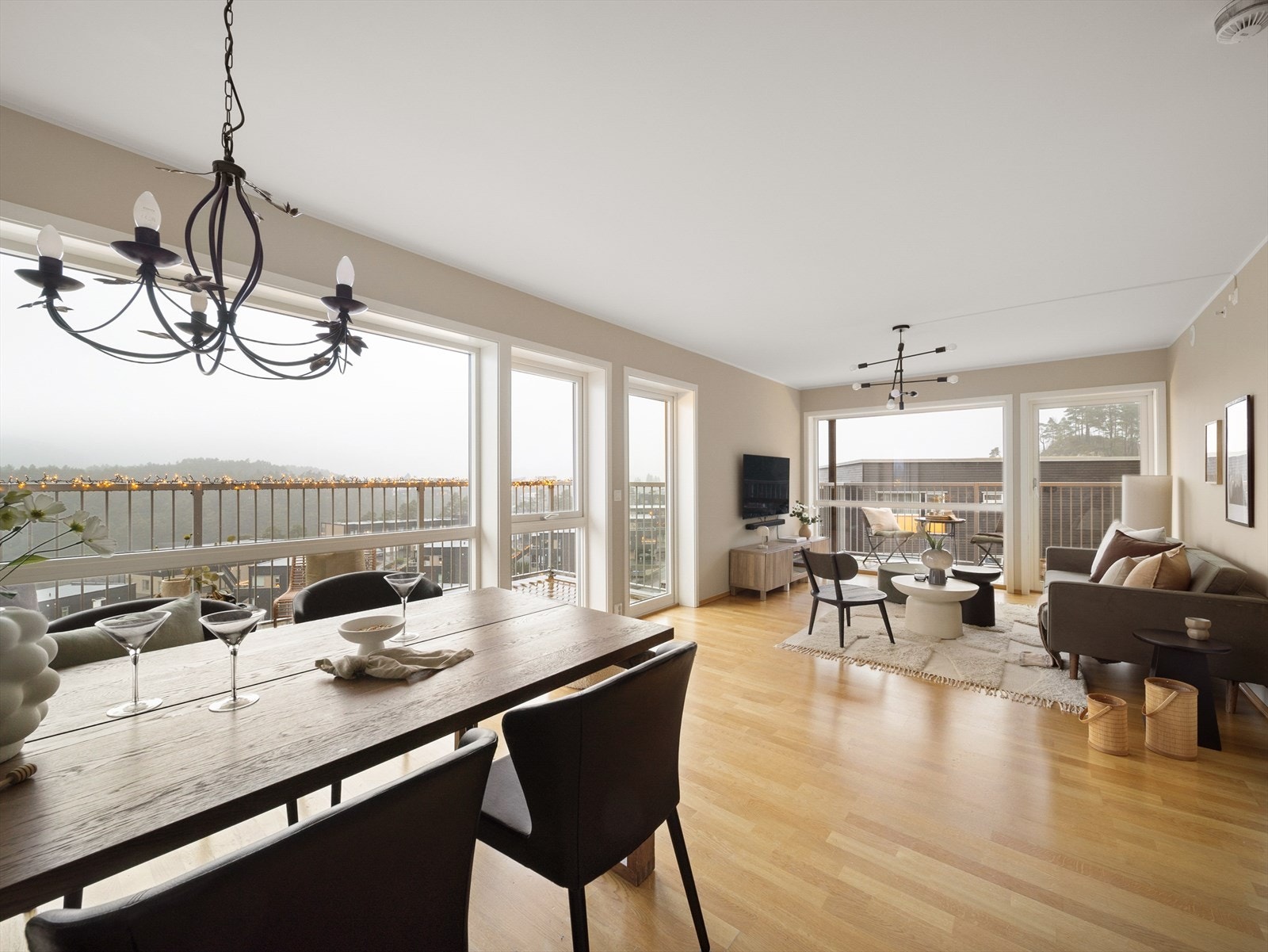 Meget gode lysforhold med store vindusflater. Galleribilde