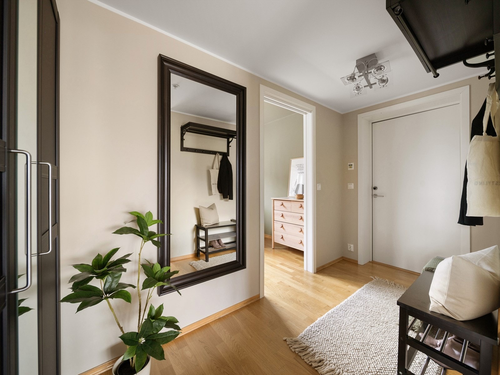 Laminatgulv og malte vegger gir et moderne preg i entréen. Galleribilde