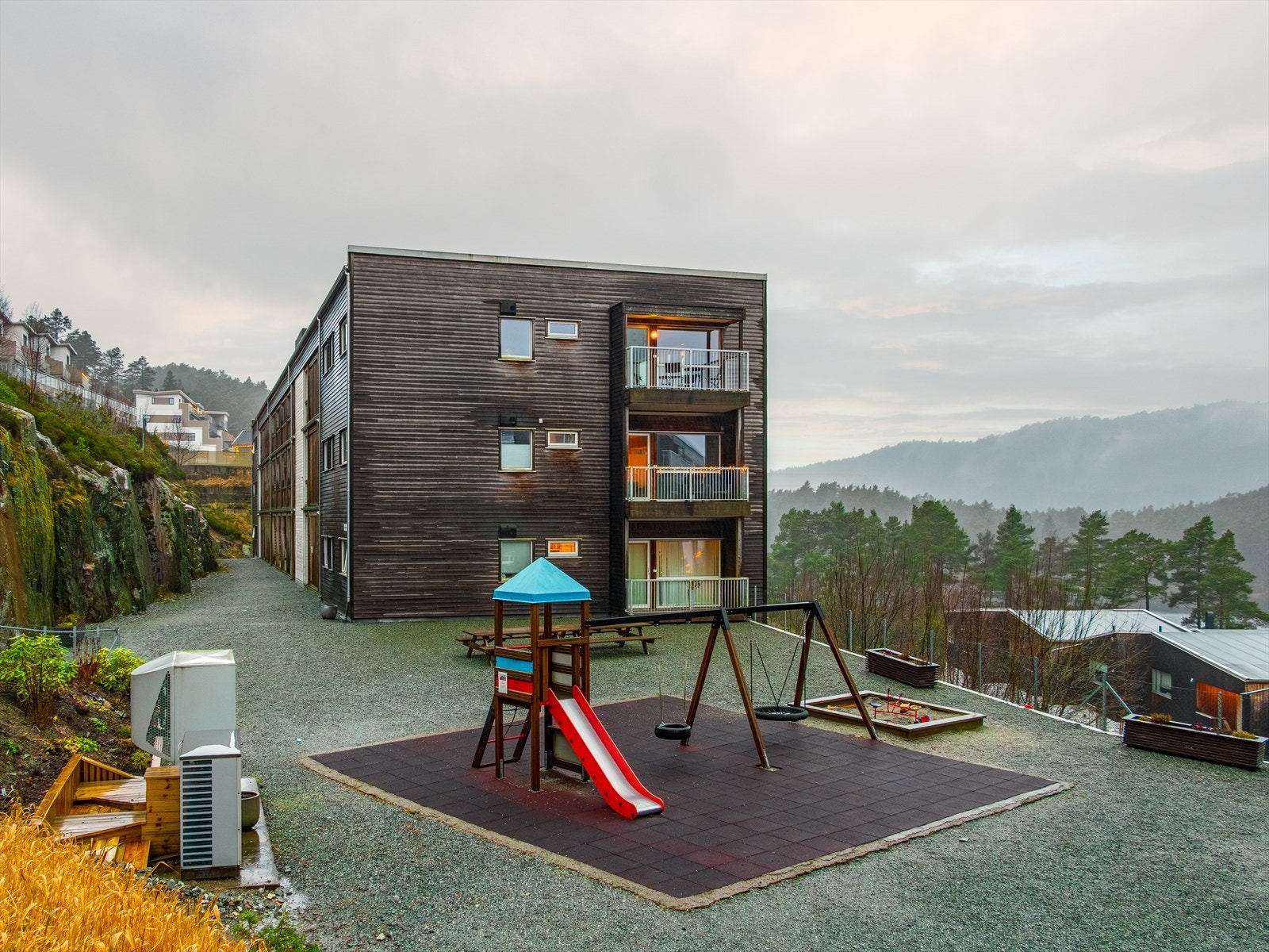 Felles uteområde inkluderer lekeplass med huske og sklie for barn. Galleribilde