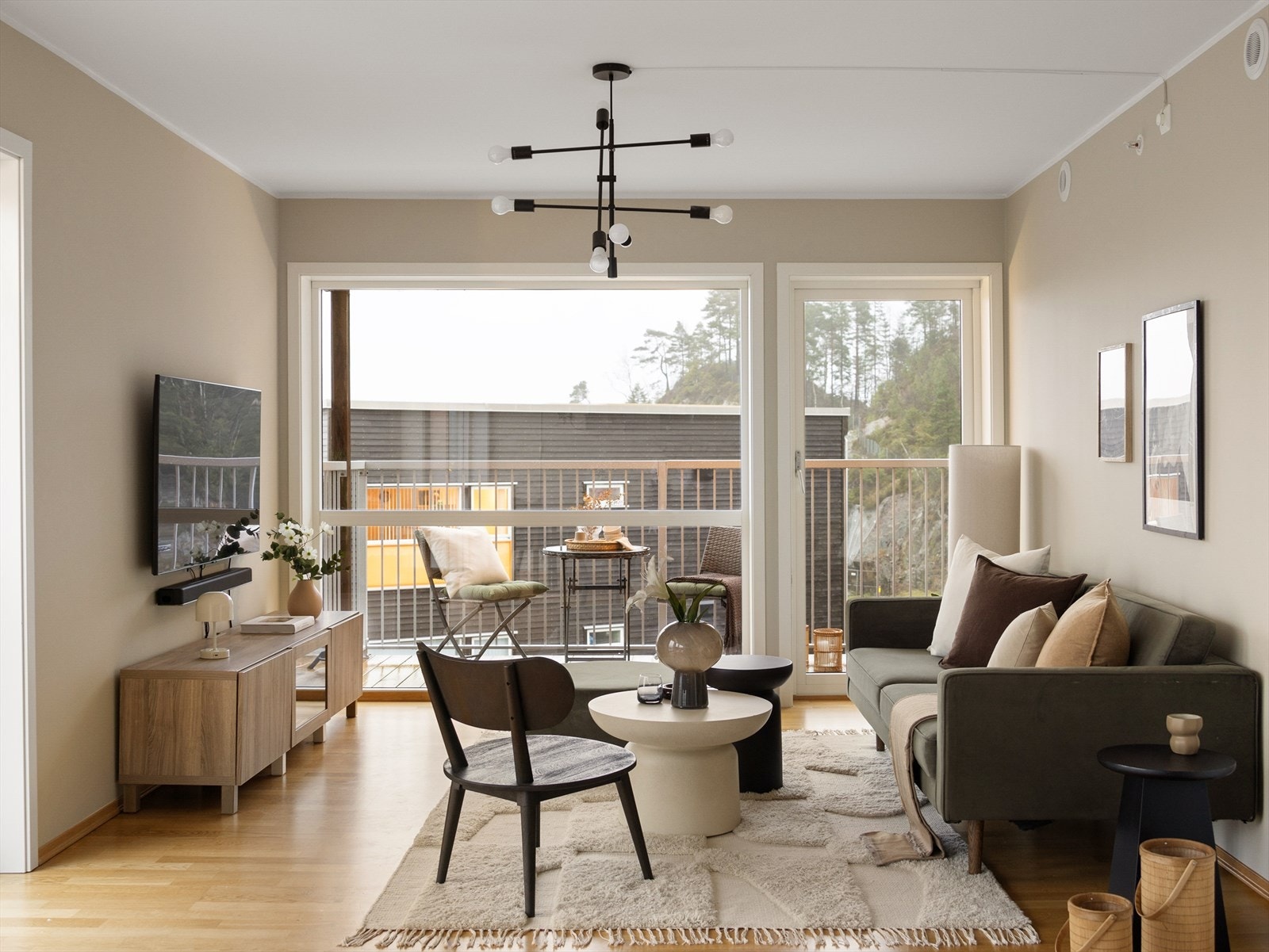 Leiligheten har to altaner på hhv. 10 og 5,3 kvm. Galleribilde