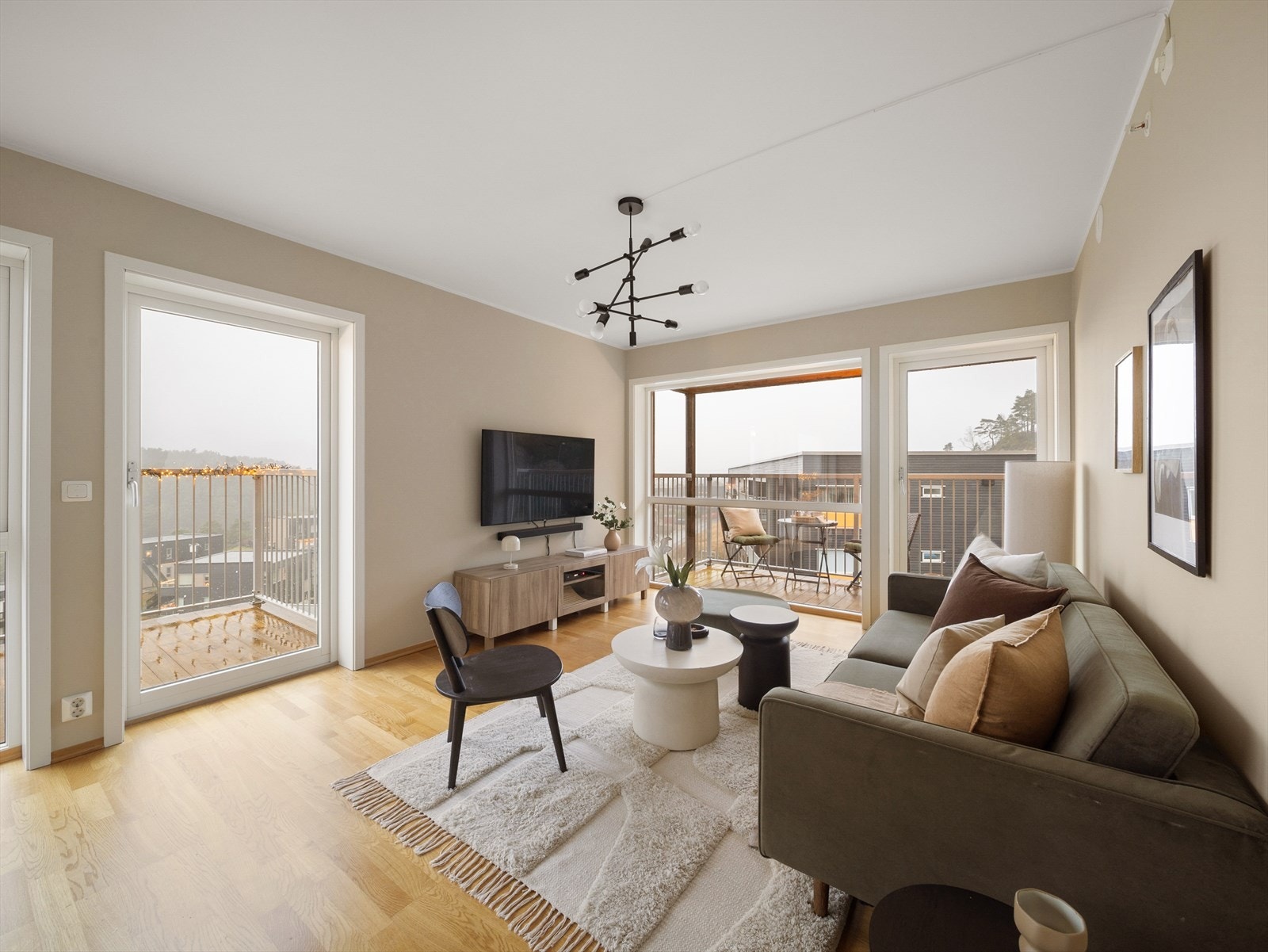 Mange av veggflatene i leiligheten er nymalt høsten 2025. Galleribilde