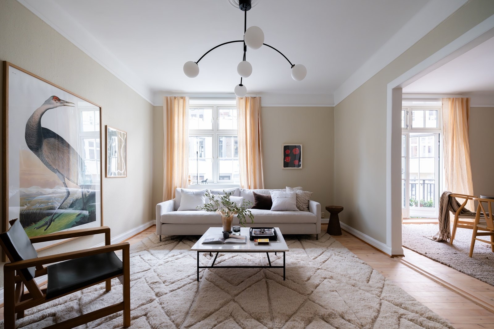 Leilighetens romslige planløsning gir fine muligheter for å skape ulike soner tilpasset behov og livsstil Galleribilde