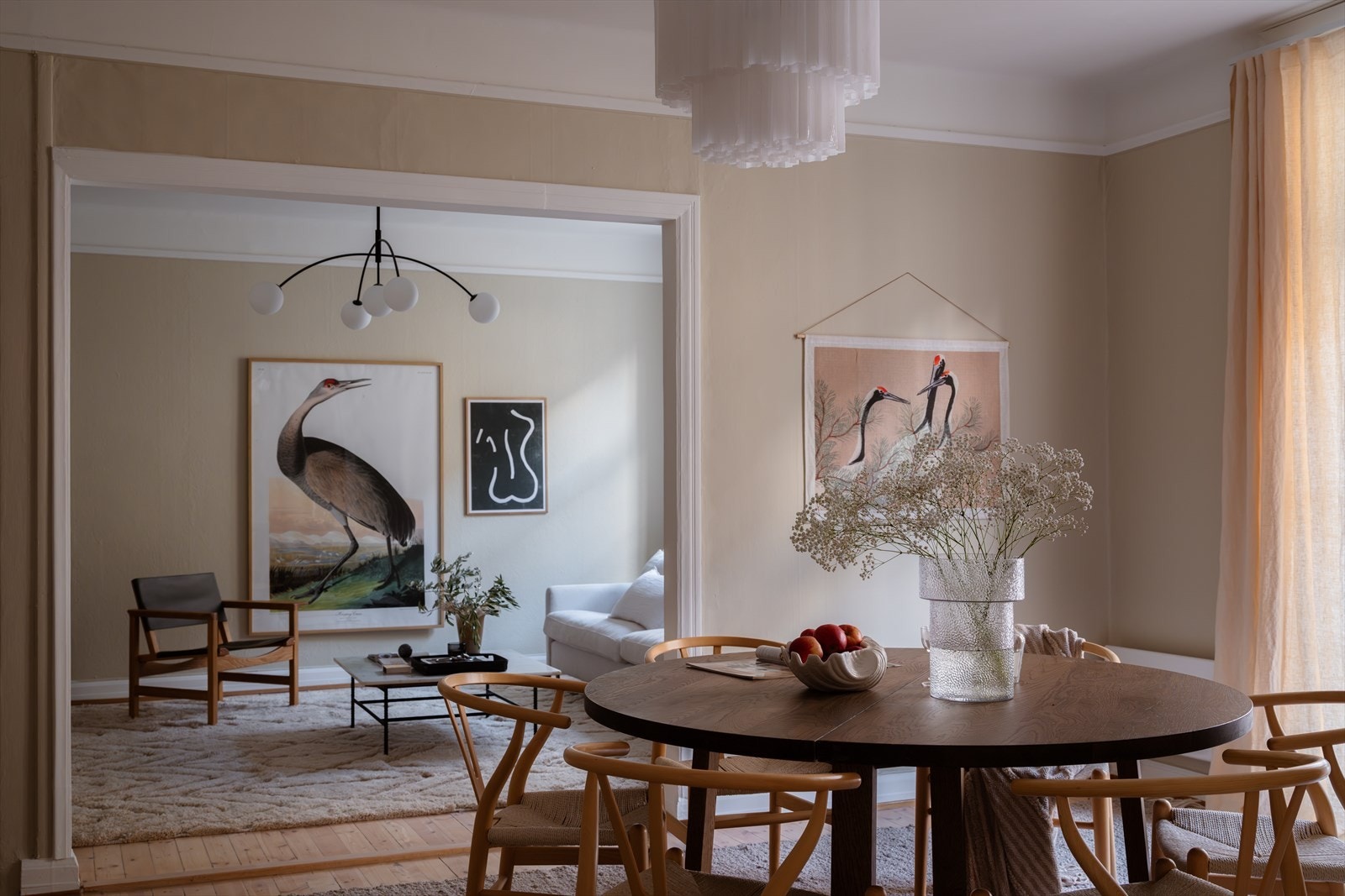 Spiseplassen har en fin sammenheng mot oppholdsrommet Galleribilde