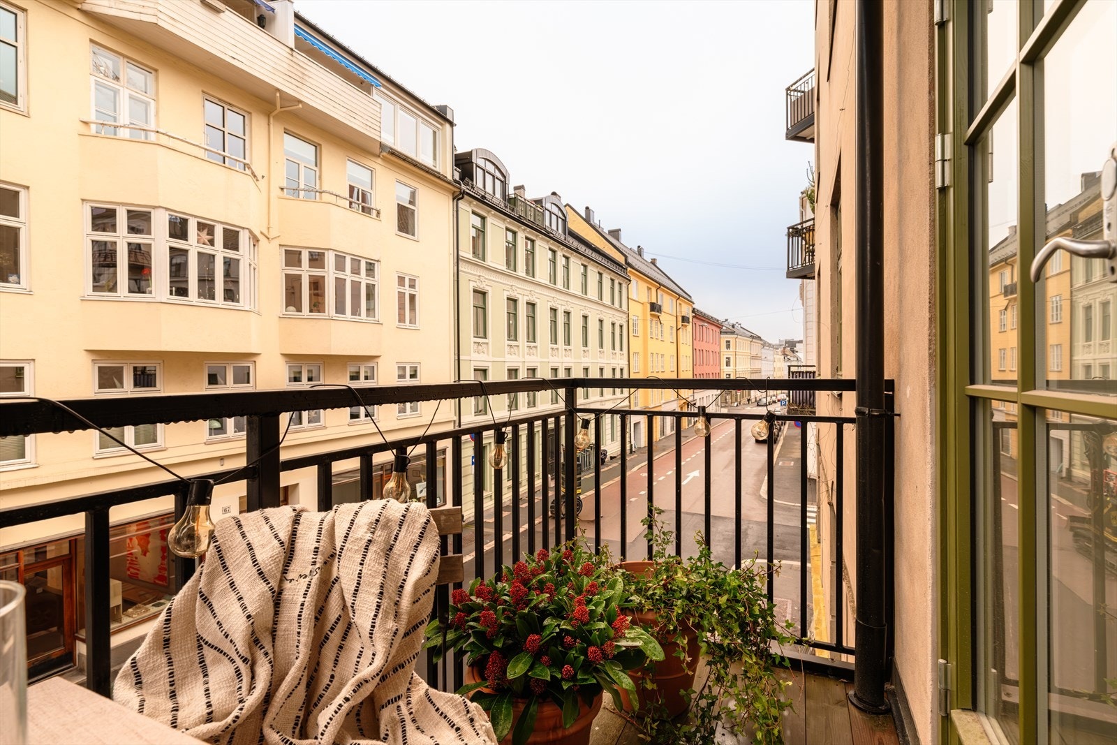 Fra kjøkkenet er det adkomst til en solrik balkong på hele 3 kvm Galleribilde