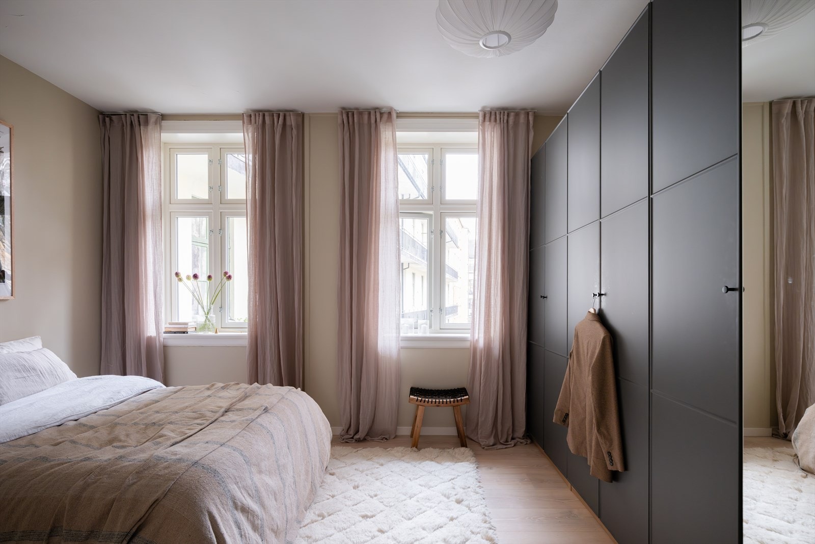 Innredet med romslig garderobeskap for optimal oppbevaring Galleribilde