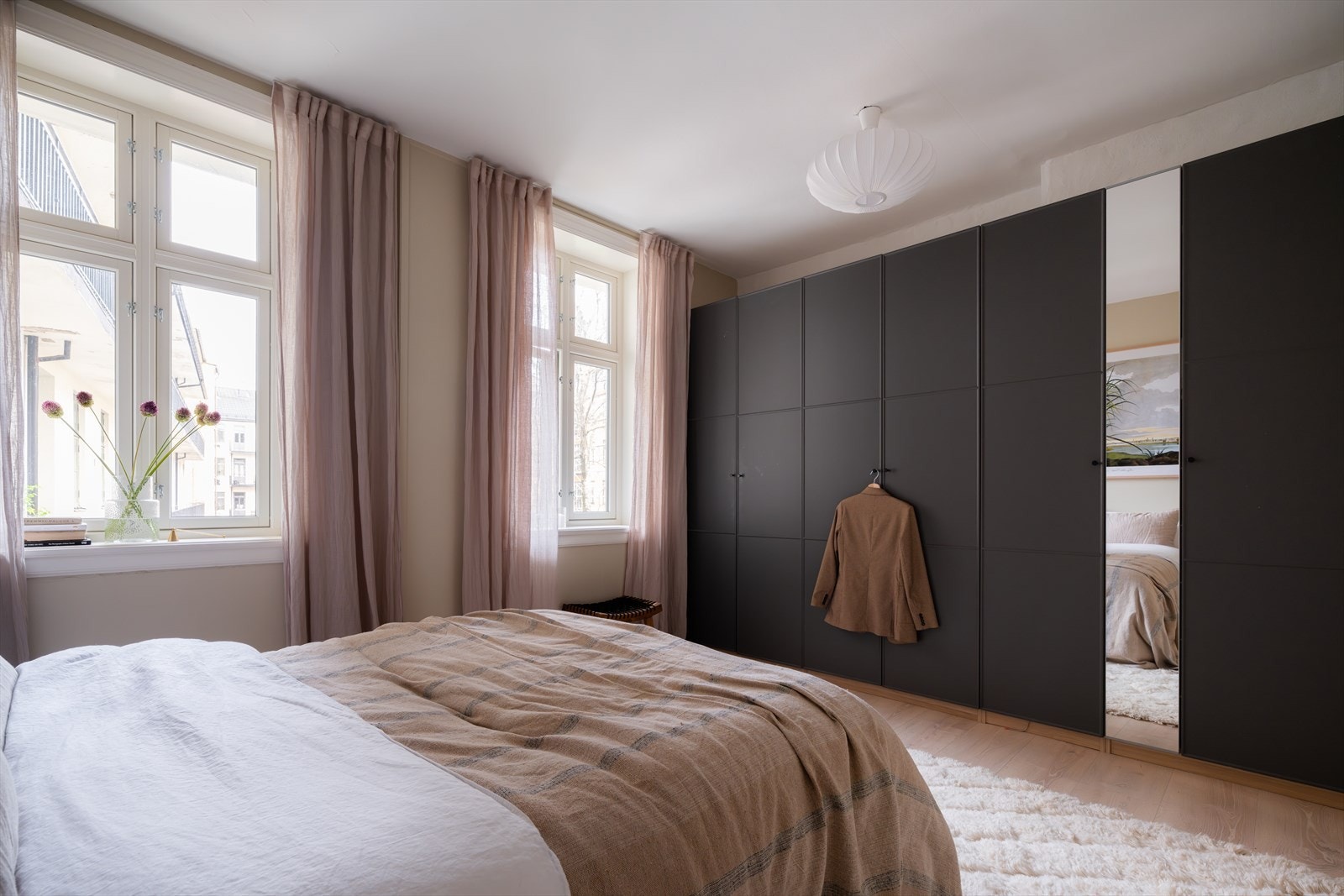 Dette soverommet vender ut mot rolig bakgård Galleribilde