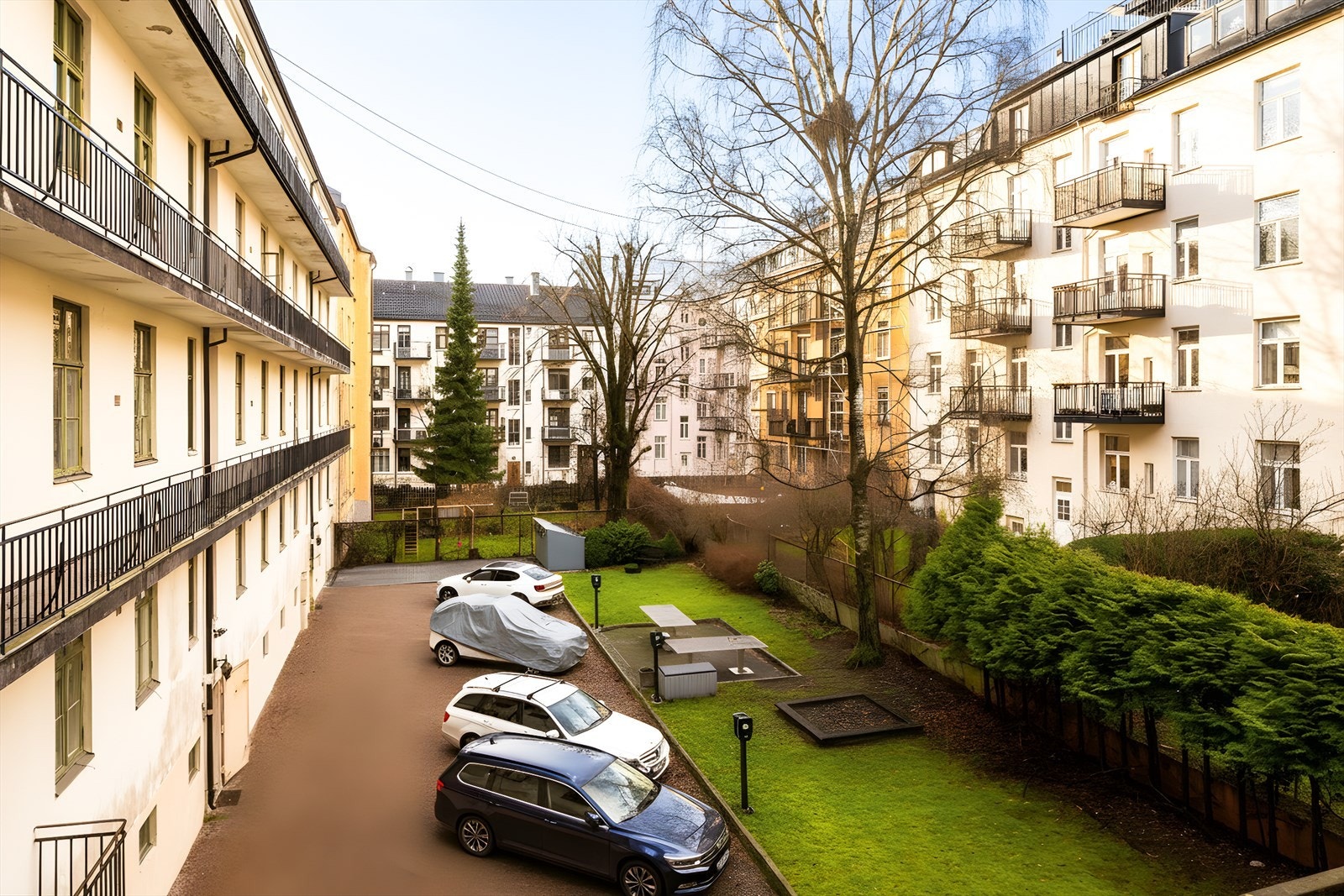 Hyggelig og pent vedlikeholdt bakgård - parkeringsplasser med ladere for elbil etter venteliste Galleribilde