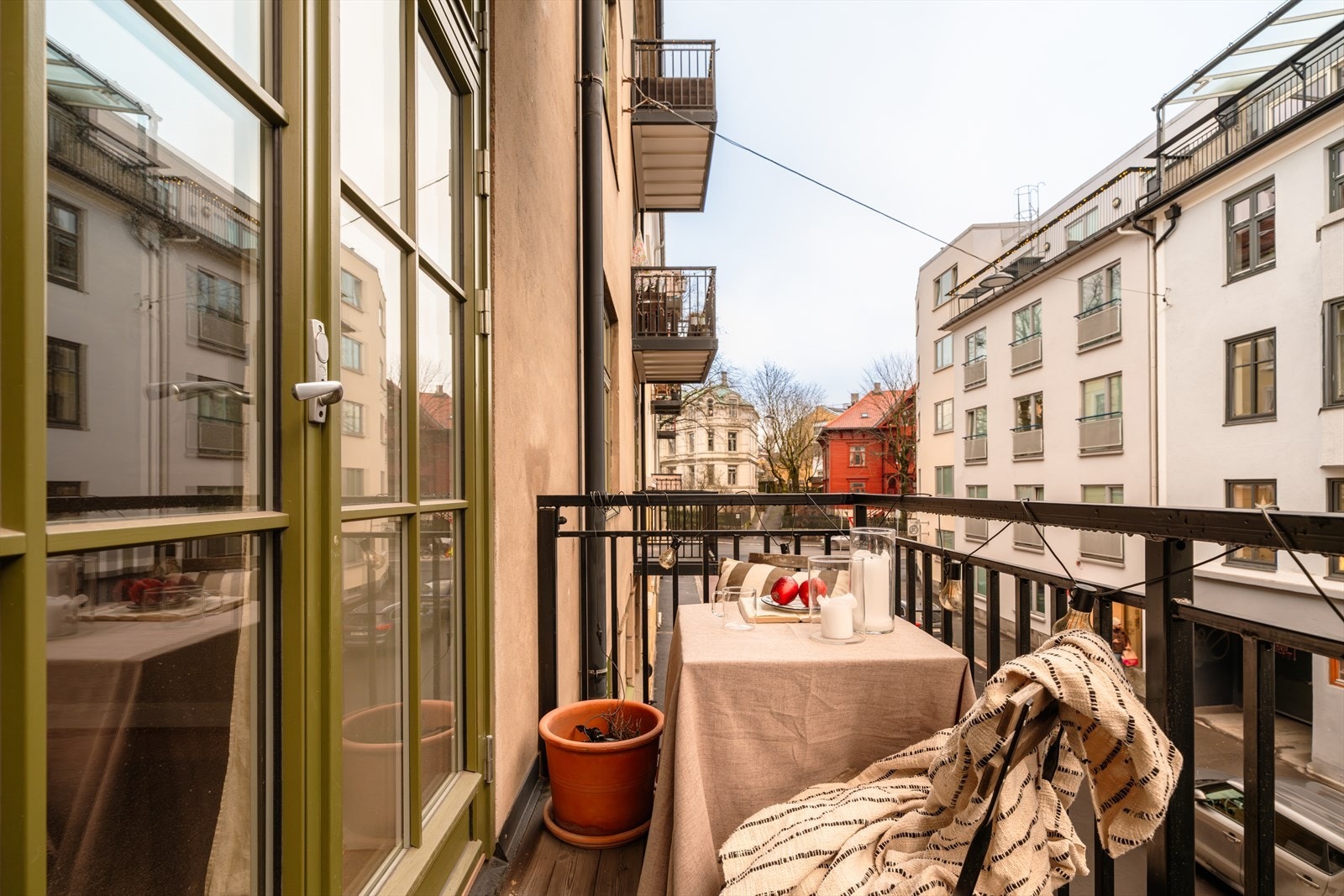 Sjarmerende balkong med utsyn mot idyllisk bygårdsmiljø - perfekt for morgenkaffen Galleribilde