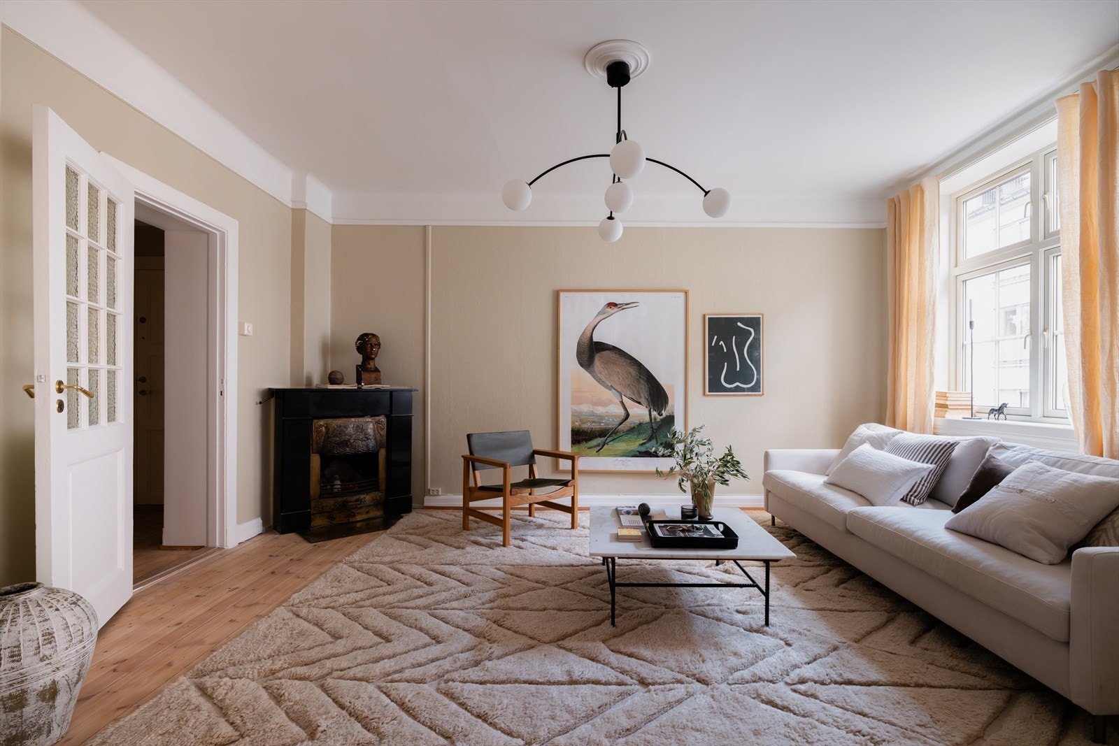 Leiligheten har en generøs takhøyde på 2,77 m Galleribilde