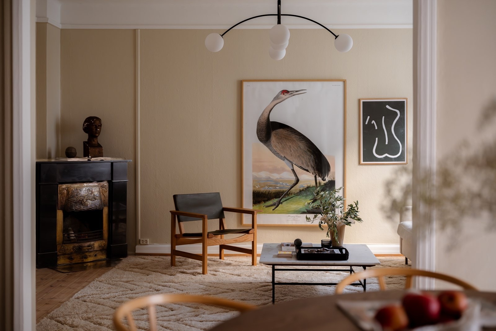 Lekker peis som gir stuen både karakter og varme - et elegant blikkfang som skaper en lun og innbydende atmosfære Galleribilde