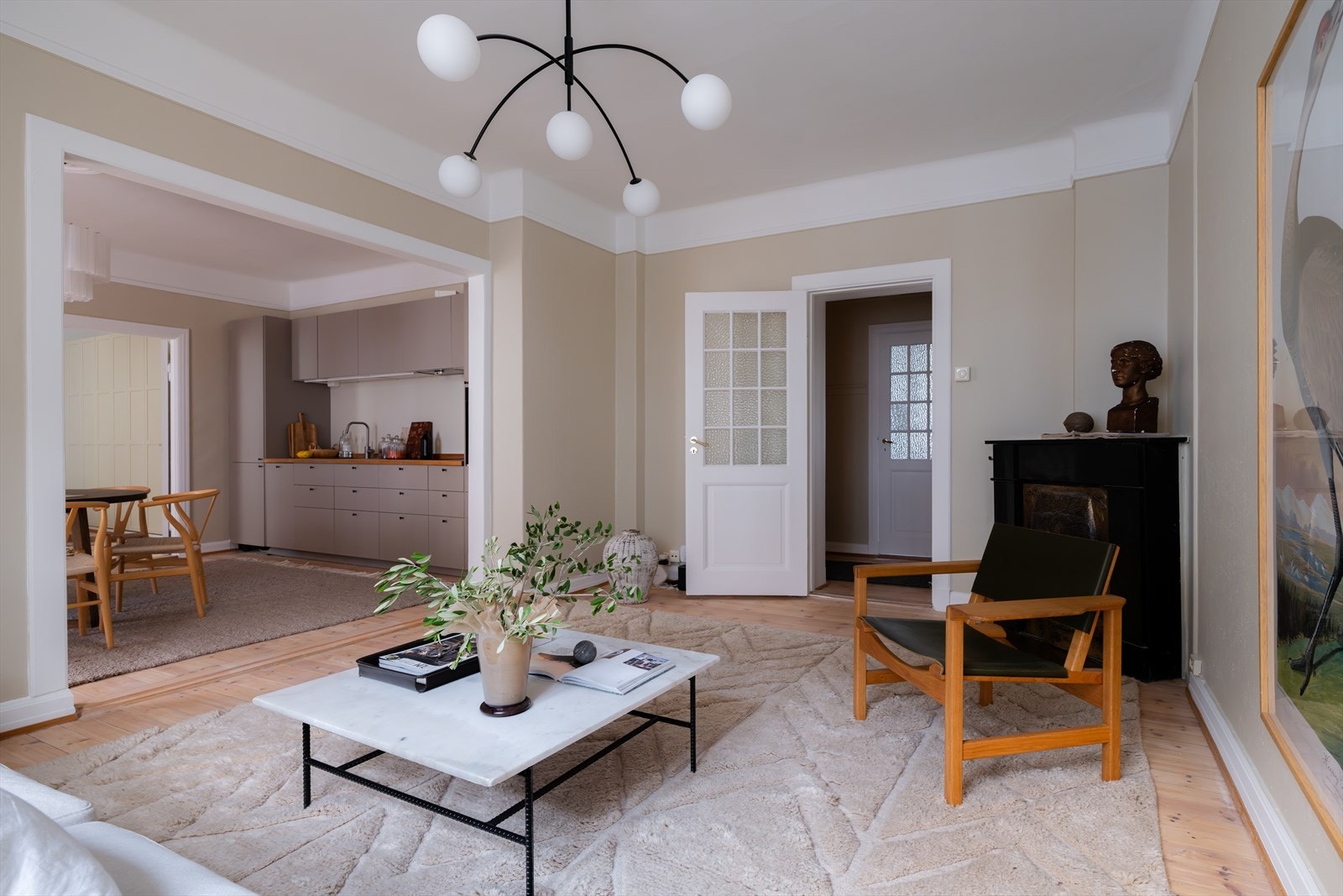 Leiligheten har malte overflater fra 2025 og nyslipt originalt gulv Galleribilde