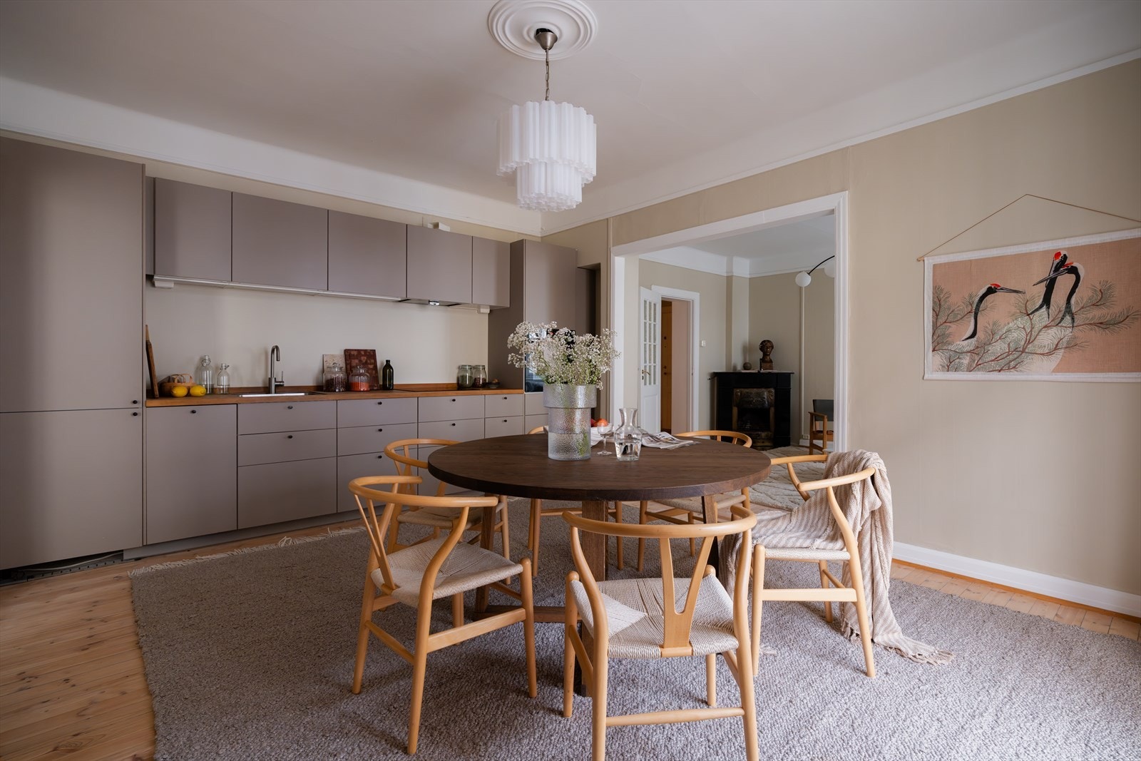 Stilrent HTH-kjøkken fra 2017 med slette fronter og benkeplate i tre Galleribilde