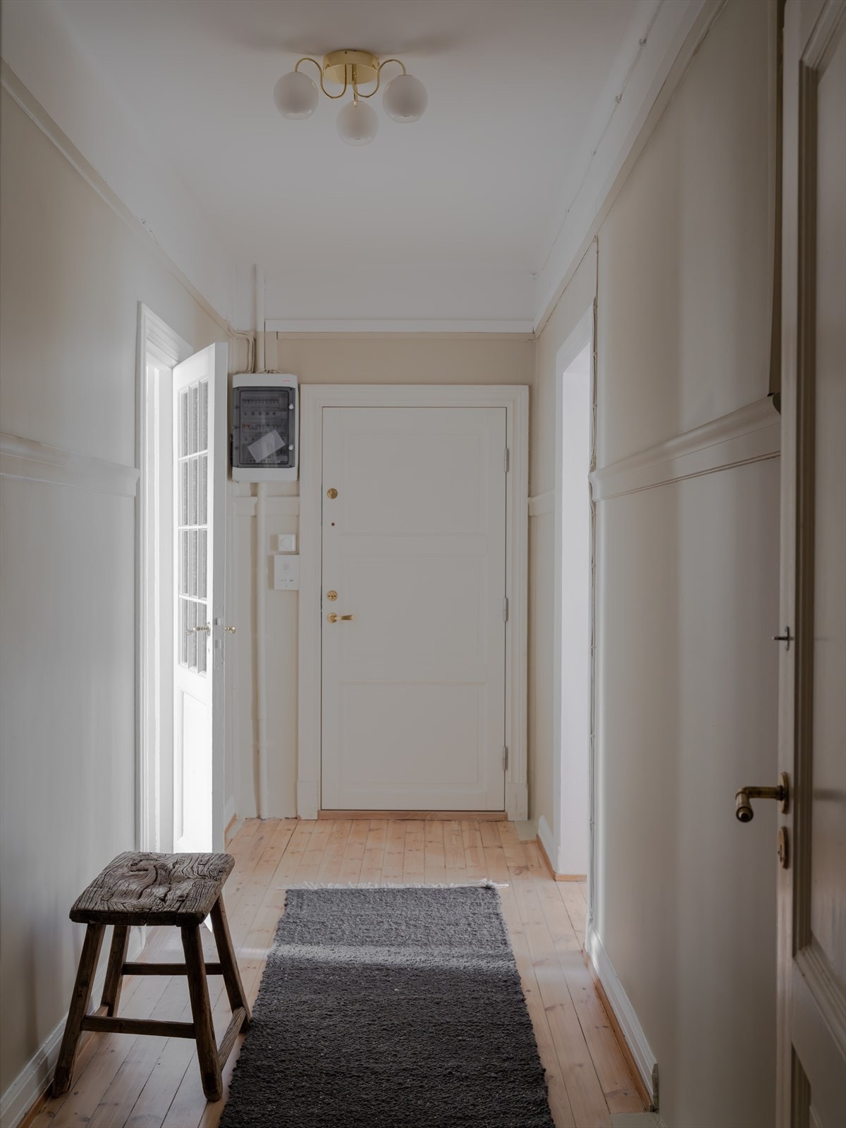 Romslig entreè med plass til oppbevaring - utstyrt med porttelefon Galleribilde