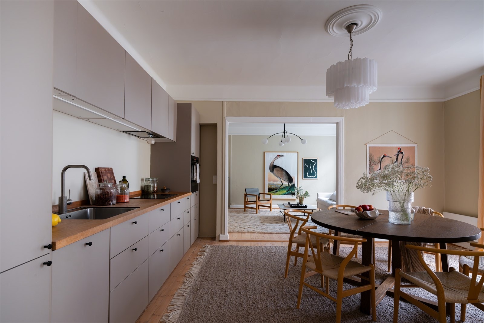 Kjøkkenet er installert med kullfilterventilator og automatisk lekkasjestopper Galleribilde