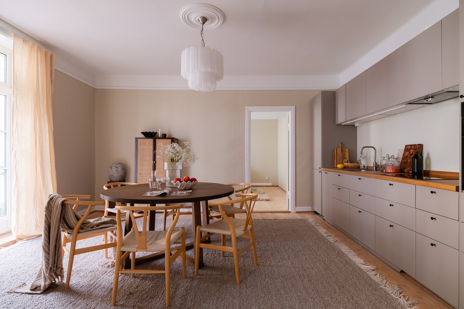 Her er det god plass til stor sittegruppe som binder kjøkkenet naturlig sammen og skaper et hyggelig samlingspunkt Galleribilde