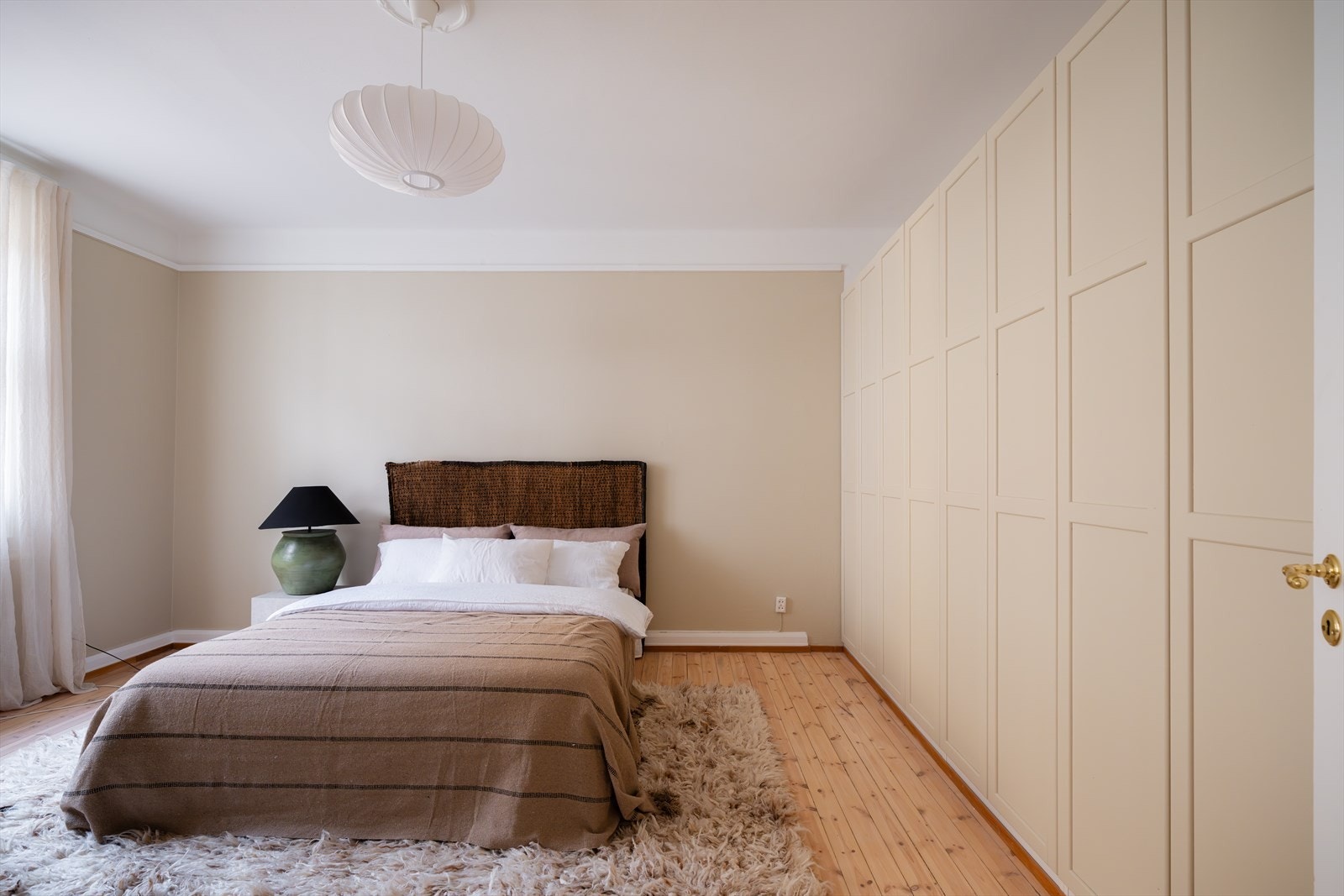 Praktisk garderobeløsning langs hele veggen som gir godt med oppbevaringsplass Galleribilde