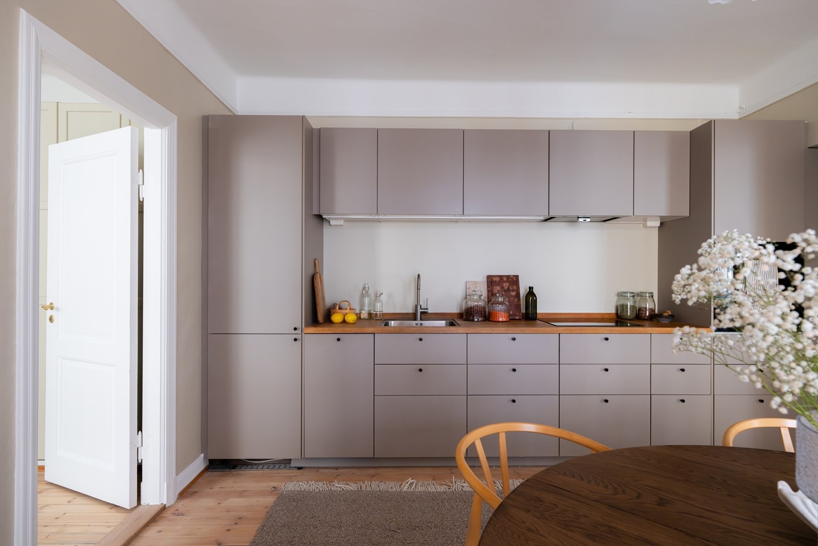 Her er det rikelig med skap- og benkeplass Galleribilde